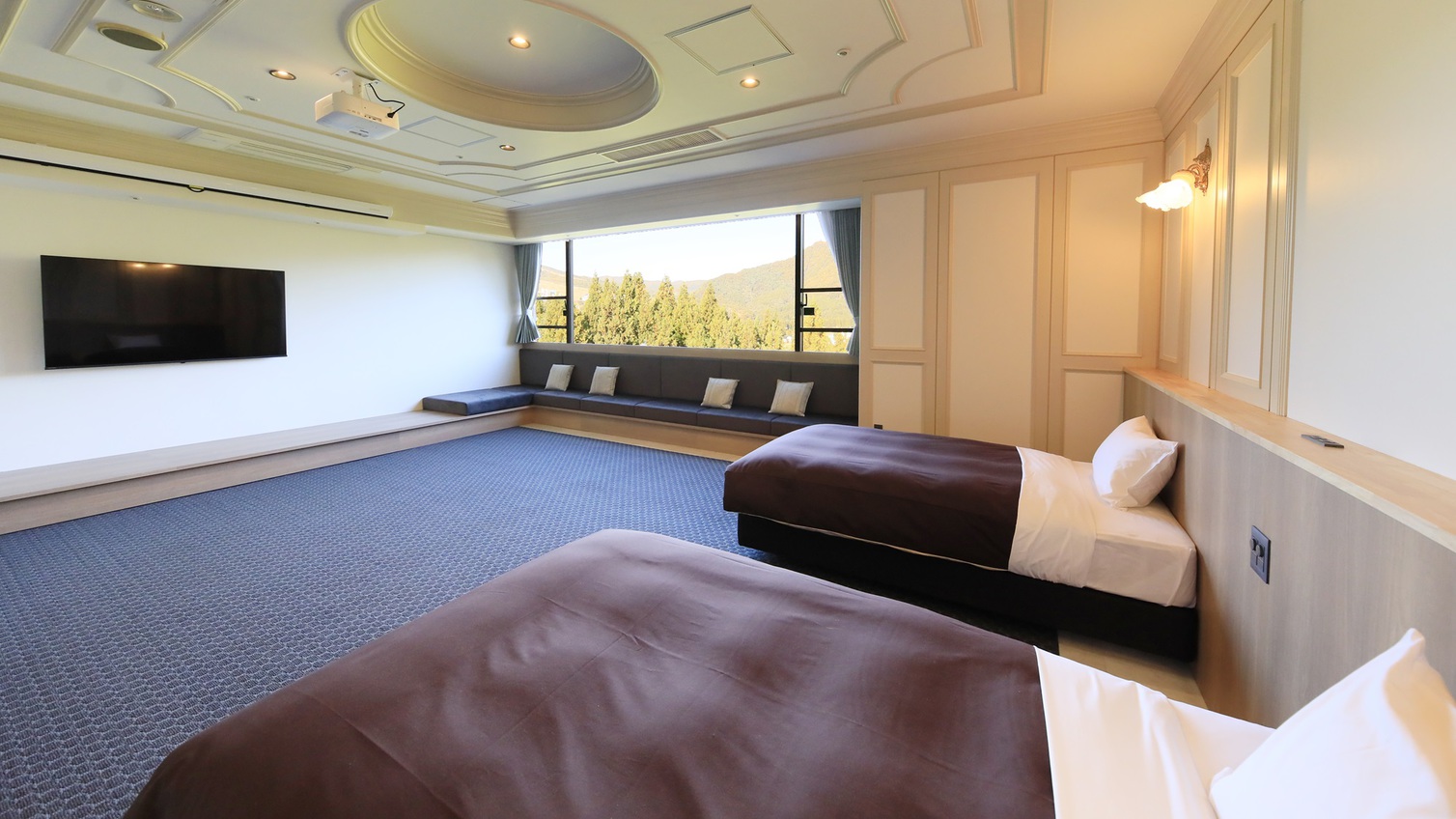 最上階パノラマシアタールーム｜大きな窓から差し込む光がお部屋を明るく照らしてくれます