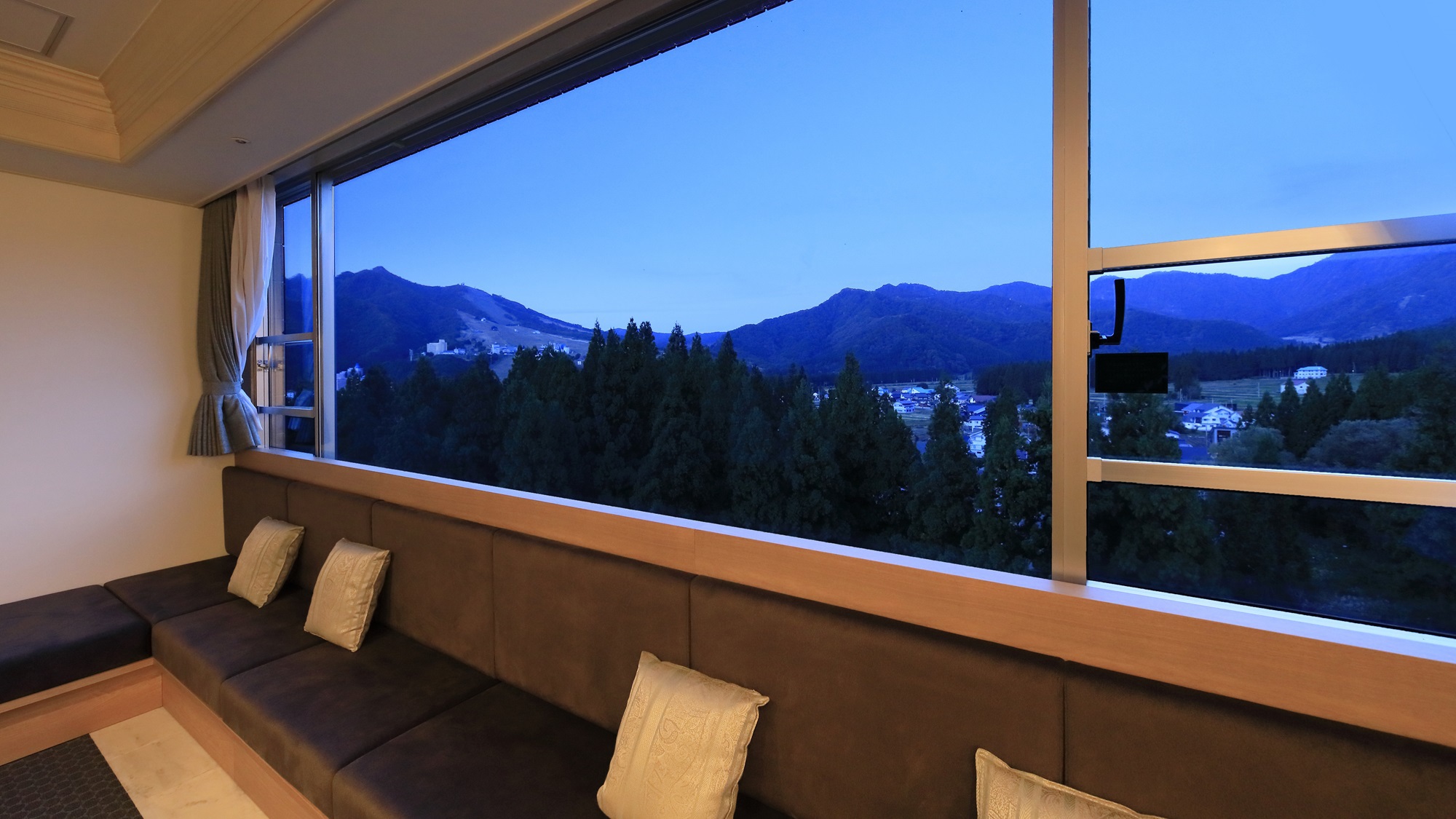 最上階パノラマシアタールーム｜朝夕で窓に広がる景色が一変