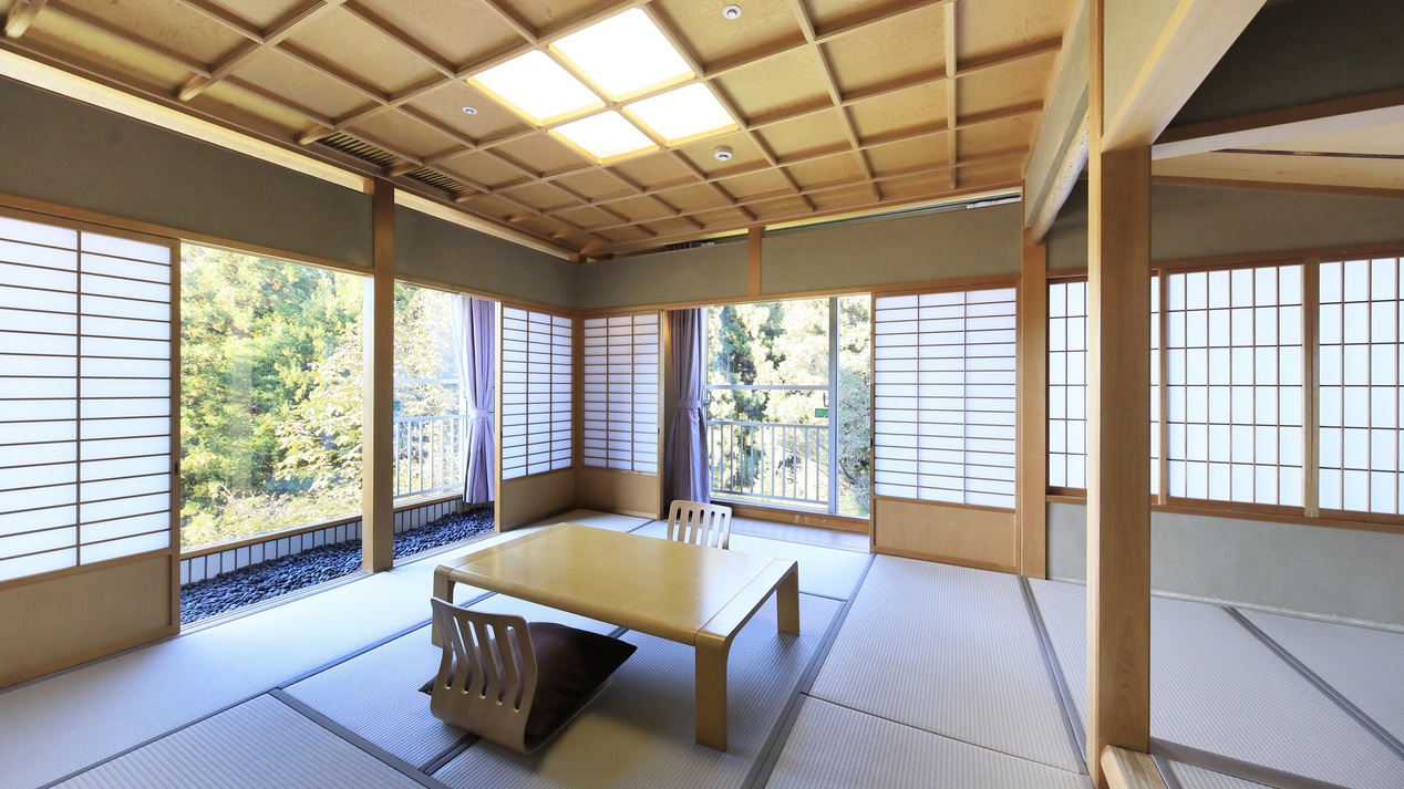 温泉内風呂付き和洋室｜自然の眺望と柔らかな光に包まれる、広々とした和の空間