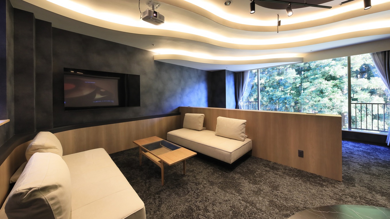 シアタールーム｜窓の外に広がる景色とゆったりと寛げる空間で、映像と音に浸る特別なひとときを