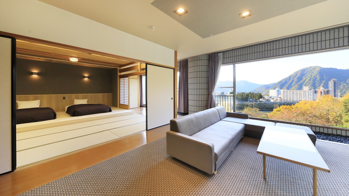 温泉内風呂付き和洋室｜大きな窓から越後湯沢の四季が広がる広々リビングと心地よい和モダンの滞在を満喫
