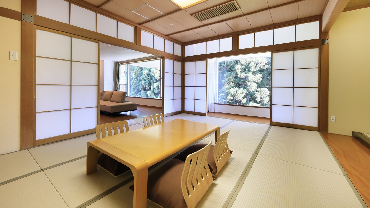 バス付き和洋室｜大きな窓から差し込む心地よい光を浴びながら過ごす時間