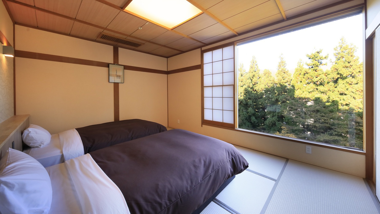 バス付き和洋室｜大きな窓から差し込む心地よい光を浴びながら過ごす時間