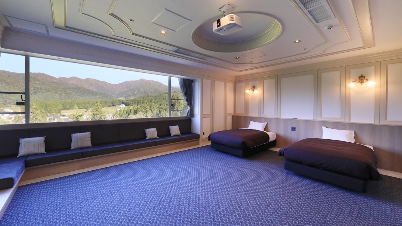 最上階パノラマシアタールーム｜大きな窓から田園風景を一望できる最上階パノラマ