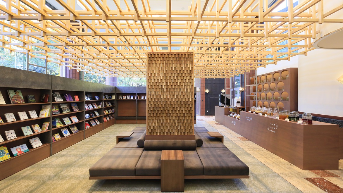 【ラウンジ】整然とした木組みと柔らかな光に癒されるくつろぎのスペース