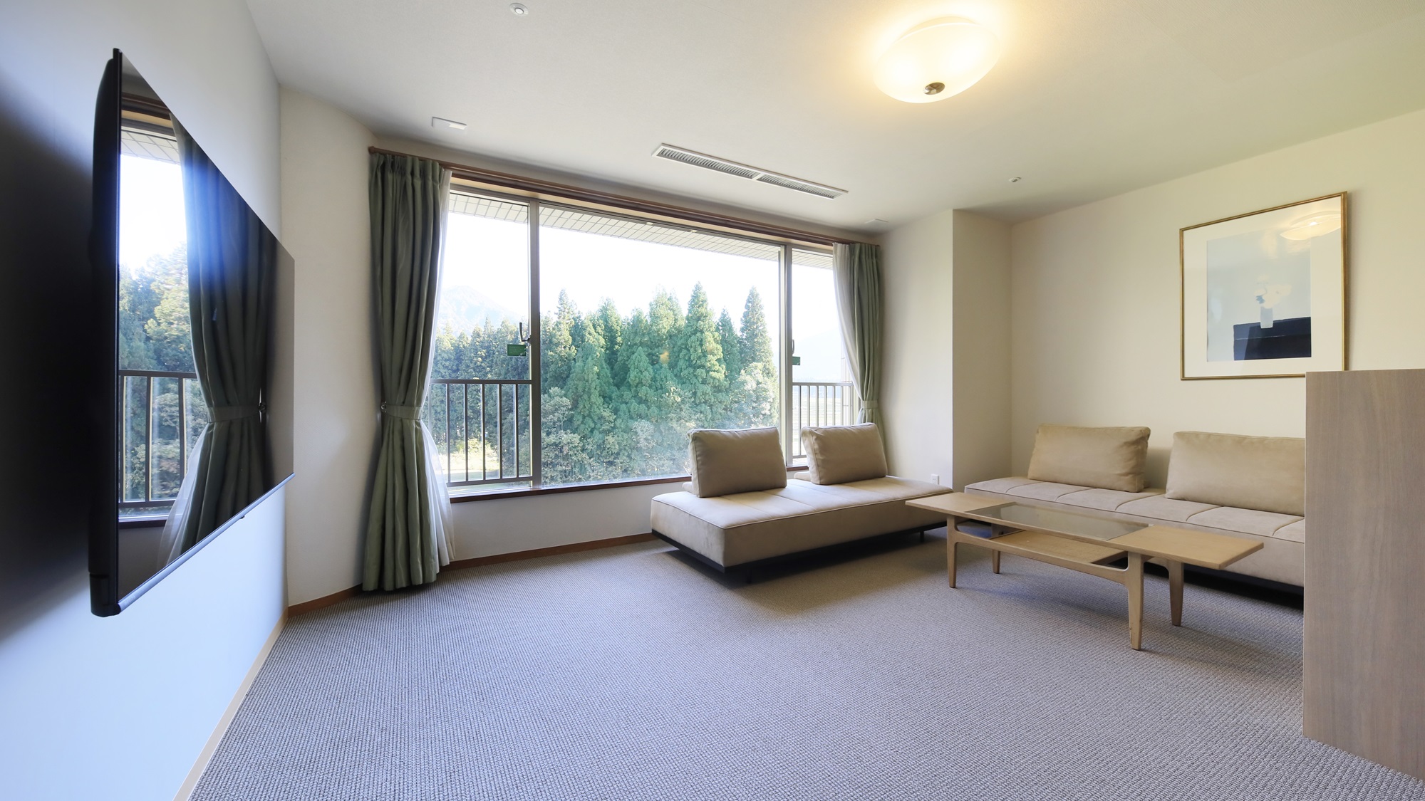 【バスなし】洋室ツイン｜大きな窓から光が差し込みお部屋を明るく照らします