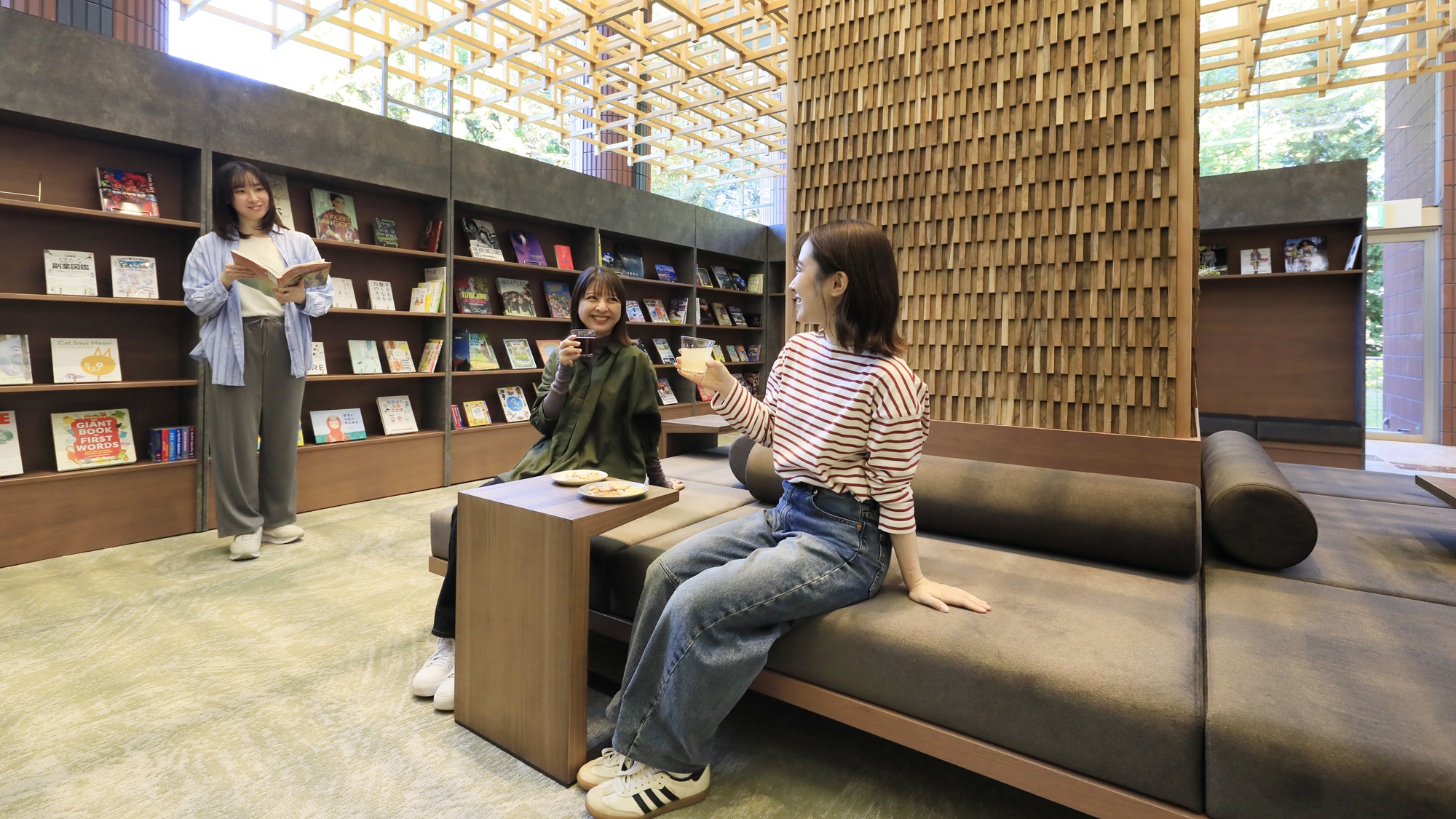 【ラウンジ】仲間との語らいにぴったりな、くつろぎの空間