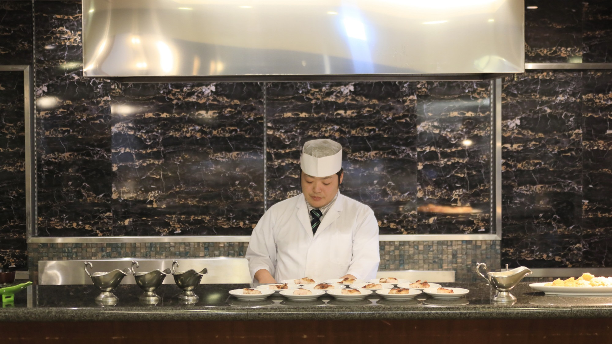 【ご夕食】ライブキッチンで仕上げる鉄板料理