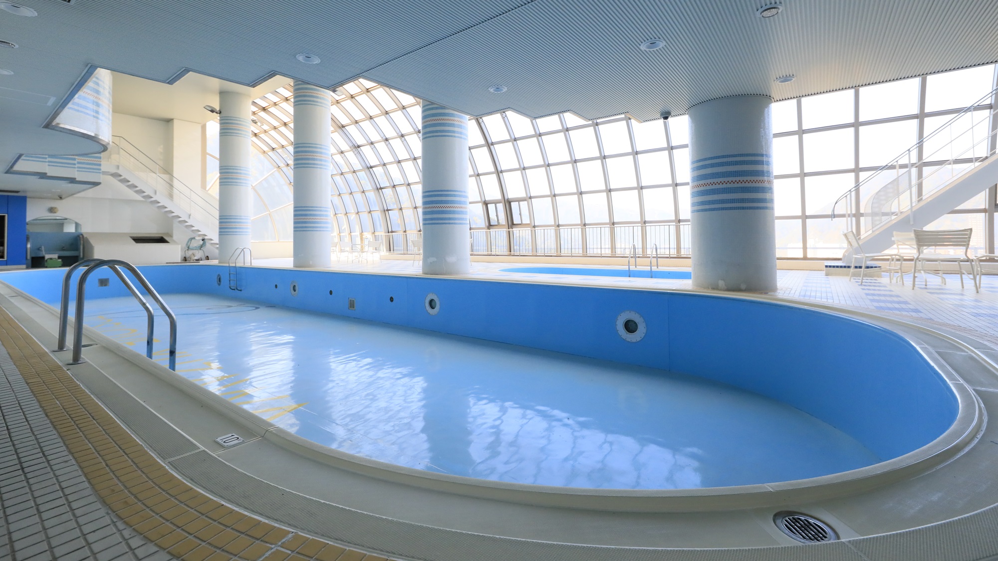 【プール】（夏季限定）天候を気にせずお楽しみいただける屋内プールを完備しております