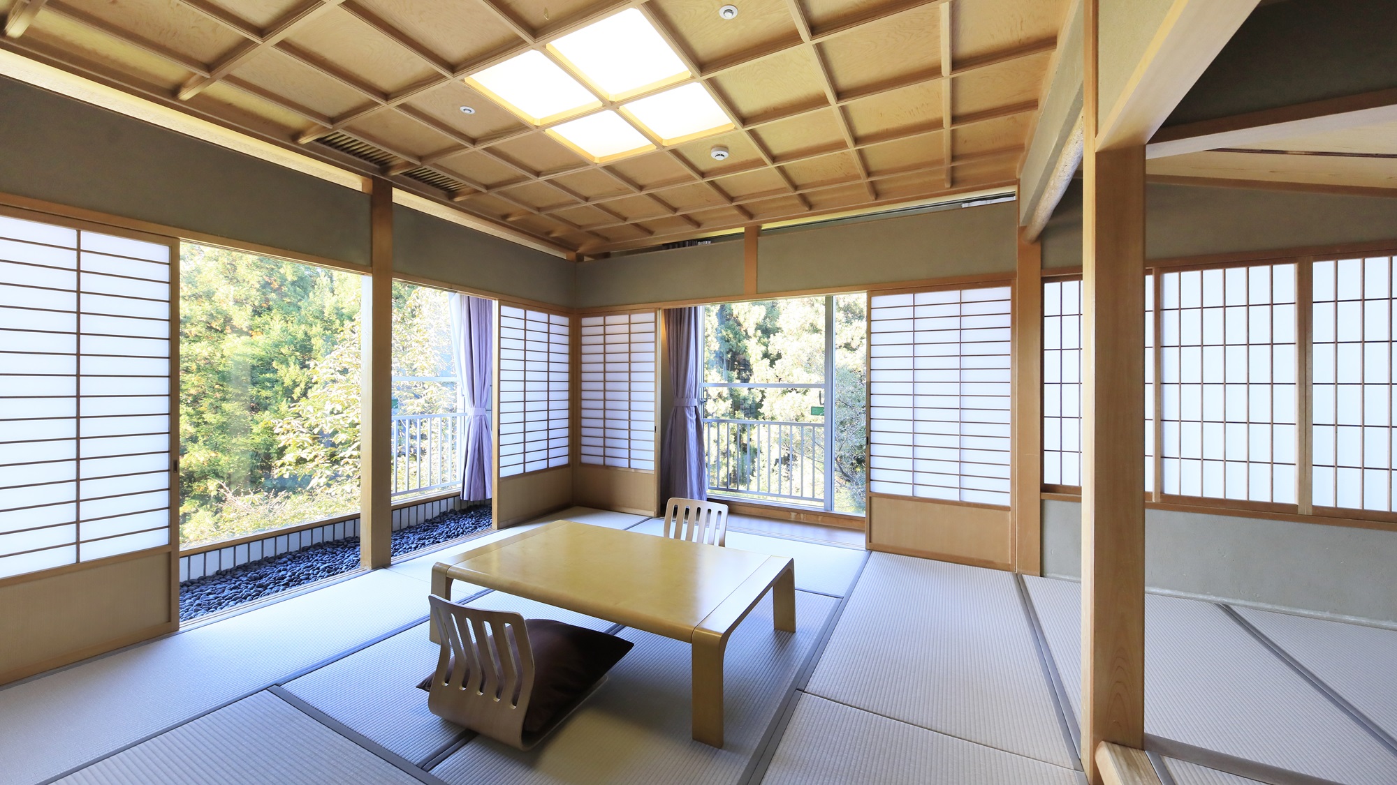 温泉内風呂付き和洋室｜自然の眺望と柔らかな光に包まれる、広々とした和の空間