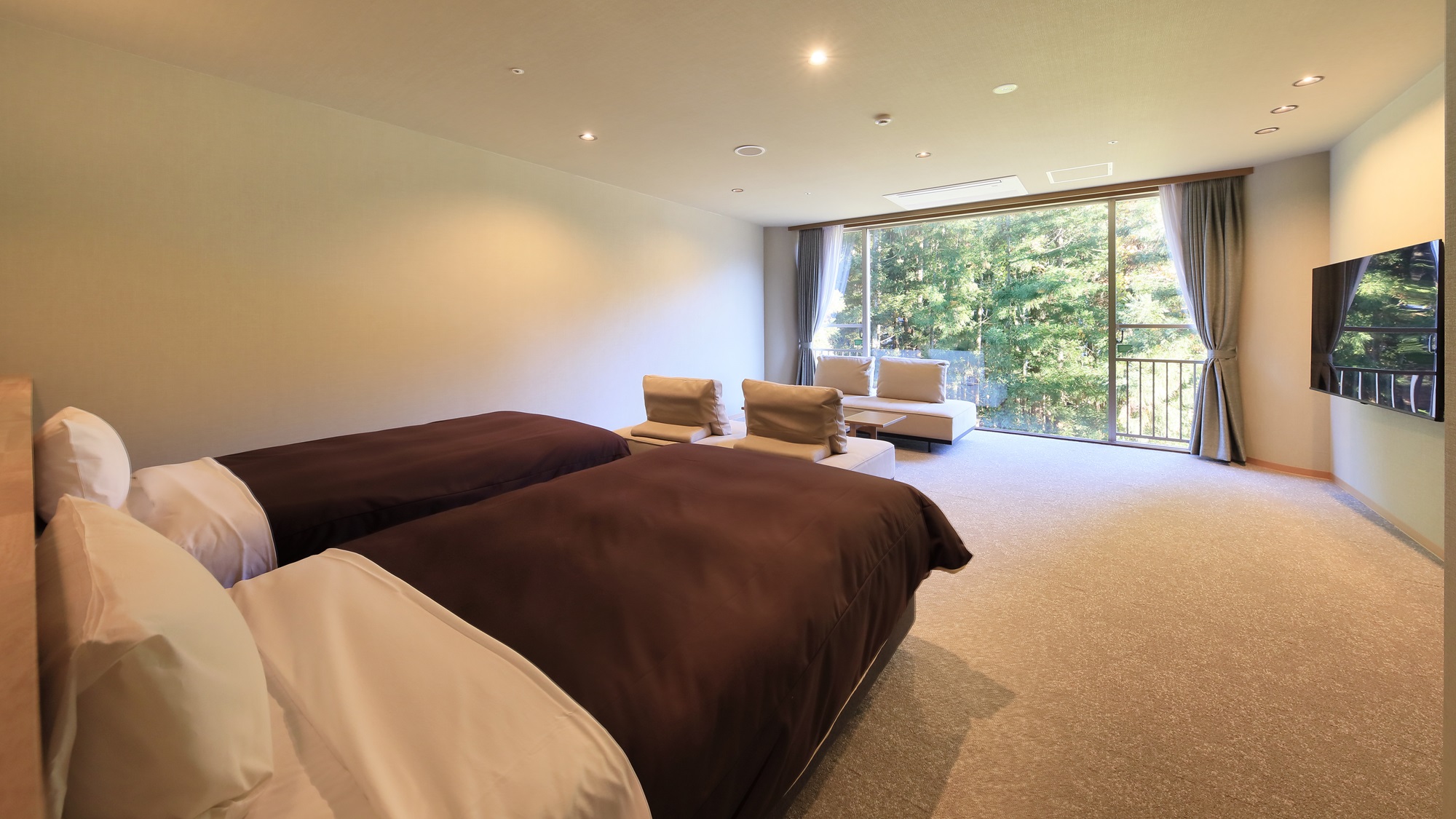 シャワーブース付き洋室ツイン｜広々とした客室。最大4名様まで宿泊可能なゆとり空間