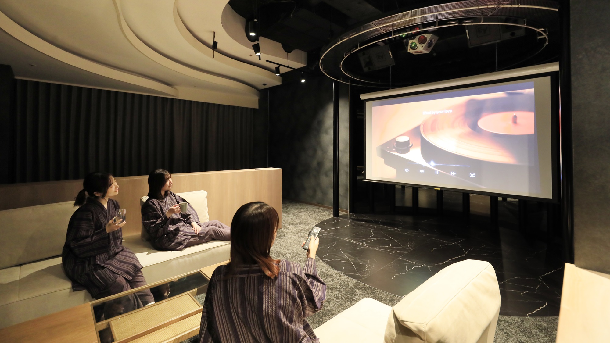 シアタールーム｜映画・動画・推し活など、多彩な楽しみ方ができるシアタールーム