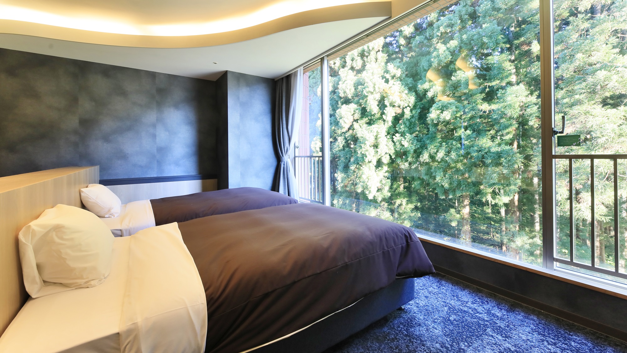 シアタールーム｜窓一面に広がる森林から朝は柔らかな光に包まれる癒しの空間