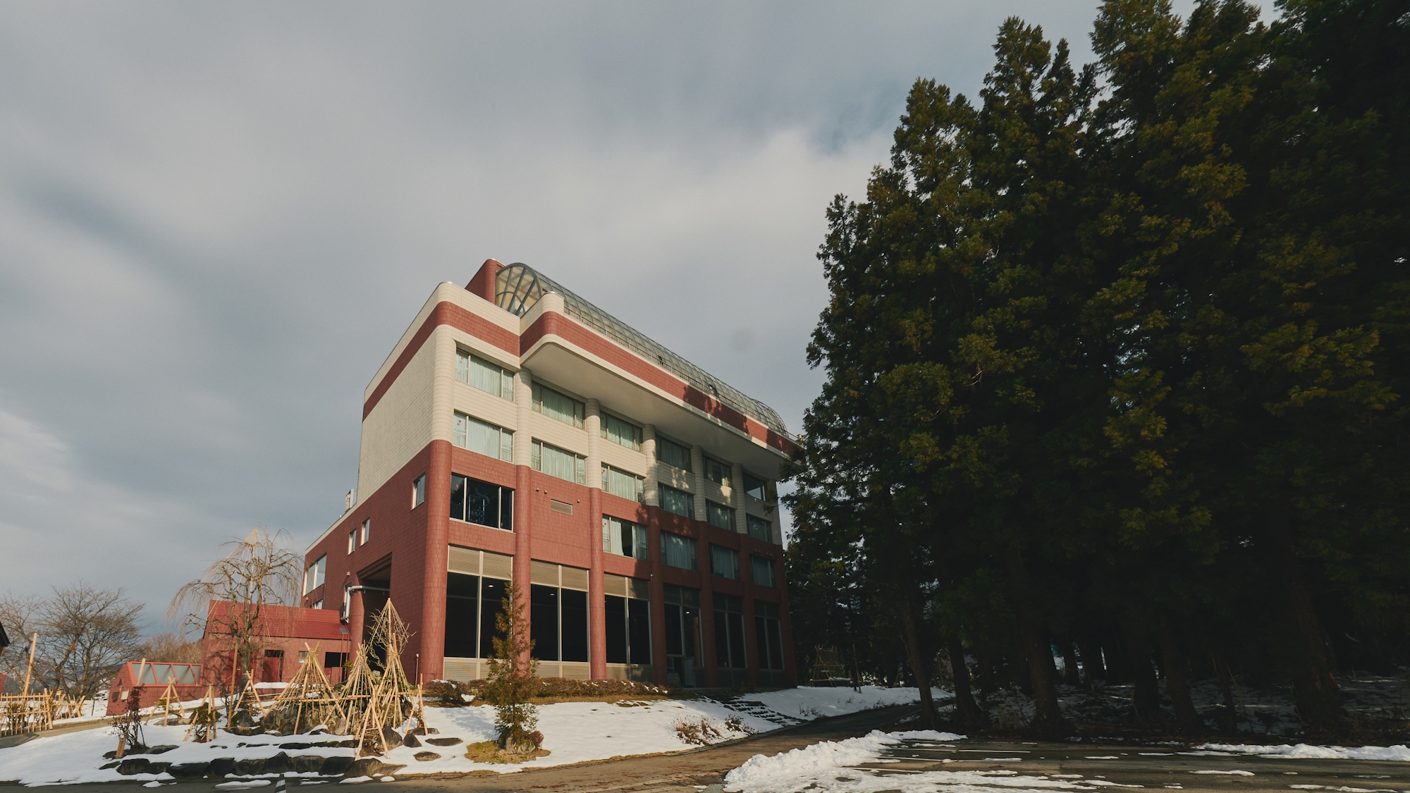 【外観】冬の訪れとともに、越後湯沢の静かな時間が流れる「ゆとりろ越後湯沢」