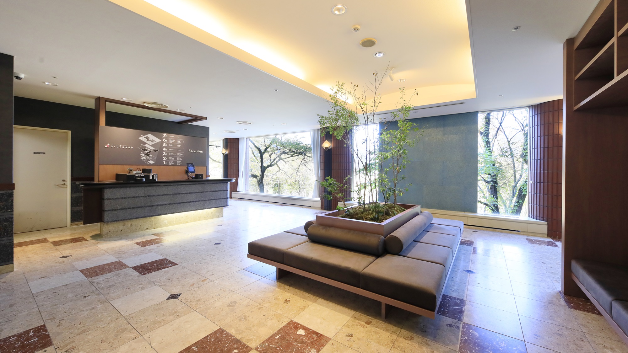 【ロビー】やさしい自然光が差し込む、明るく穏やかな空間