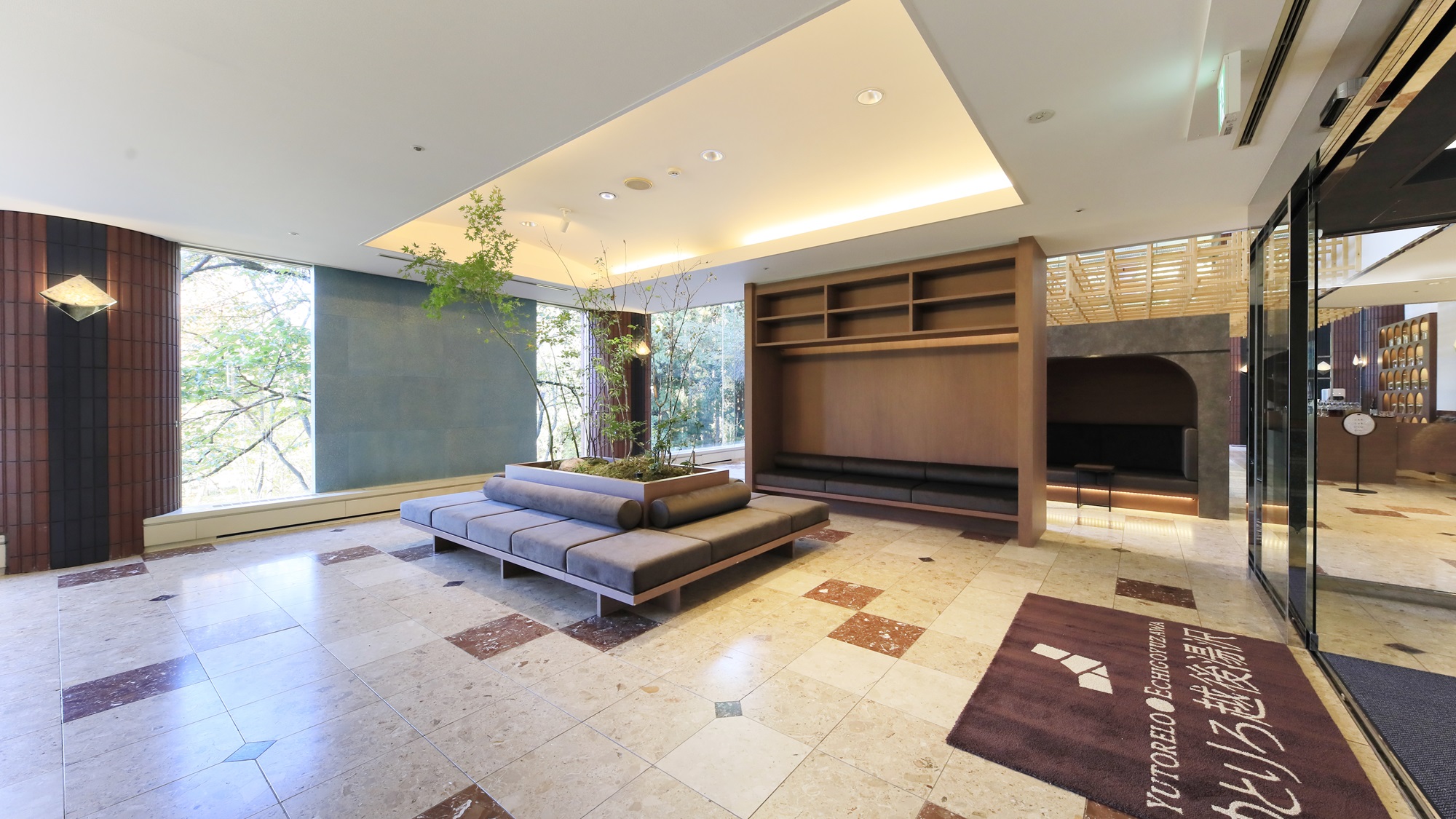 【ロビー】やさしい自然光が差し込む、明るく穏やかな空間