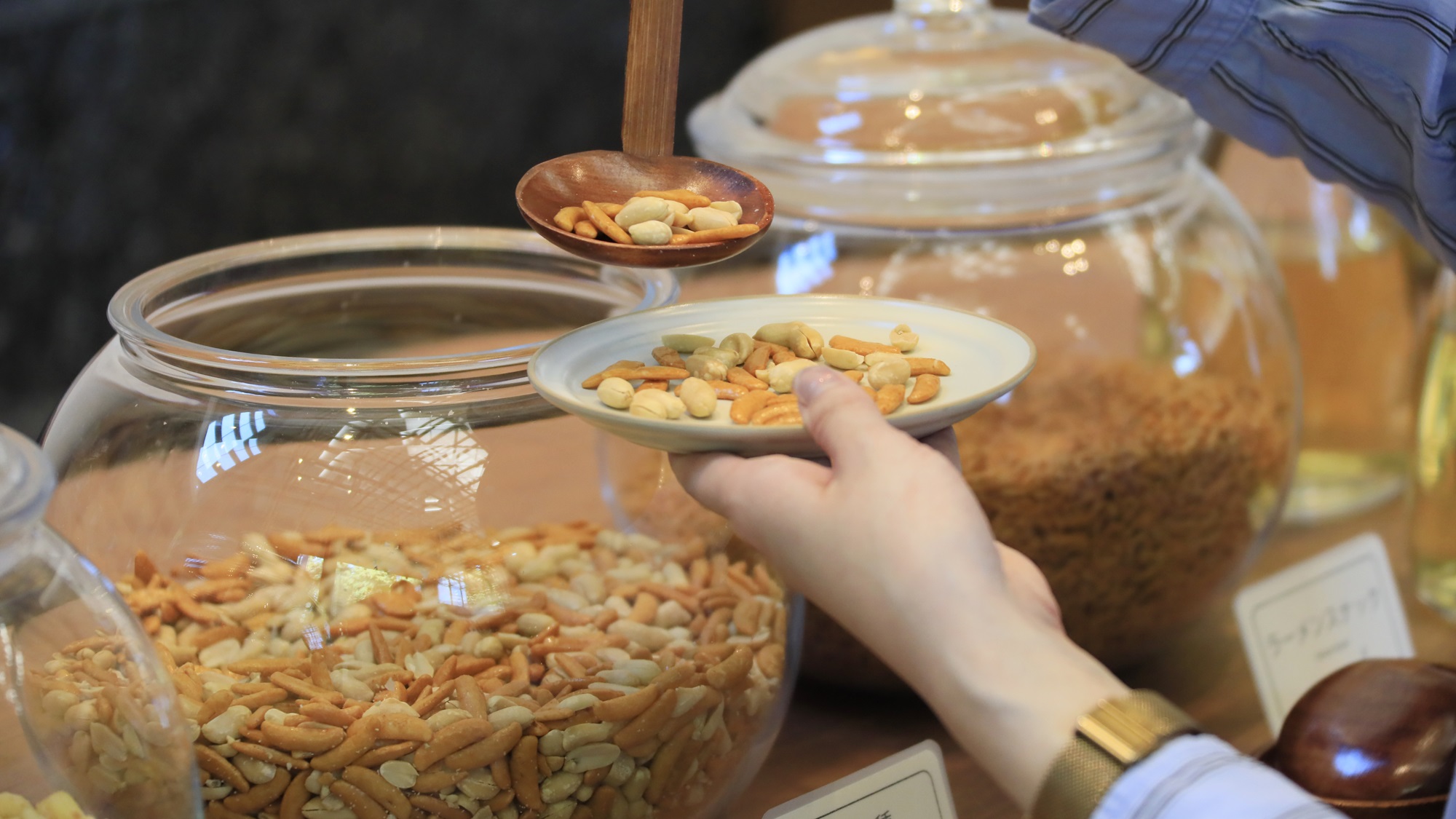 【かきのたねSTAND】新潟発祥の柿の種を中心に取り揃えたおつまみをご用意