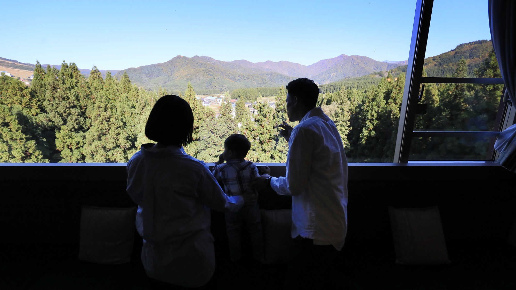 最上階パノラマシアタールーム｜窓一面に広がる新潟の自然を味わう時間