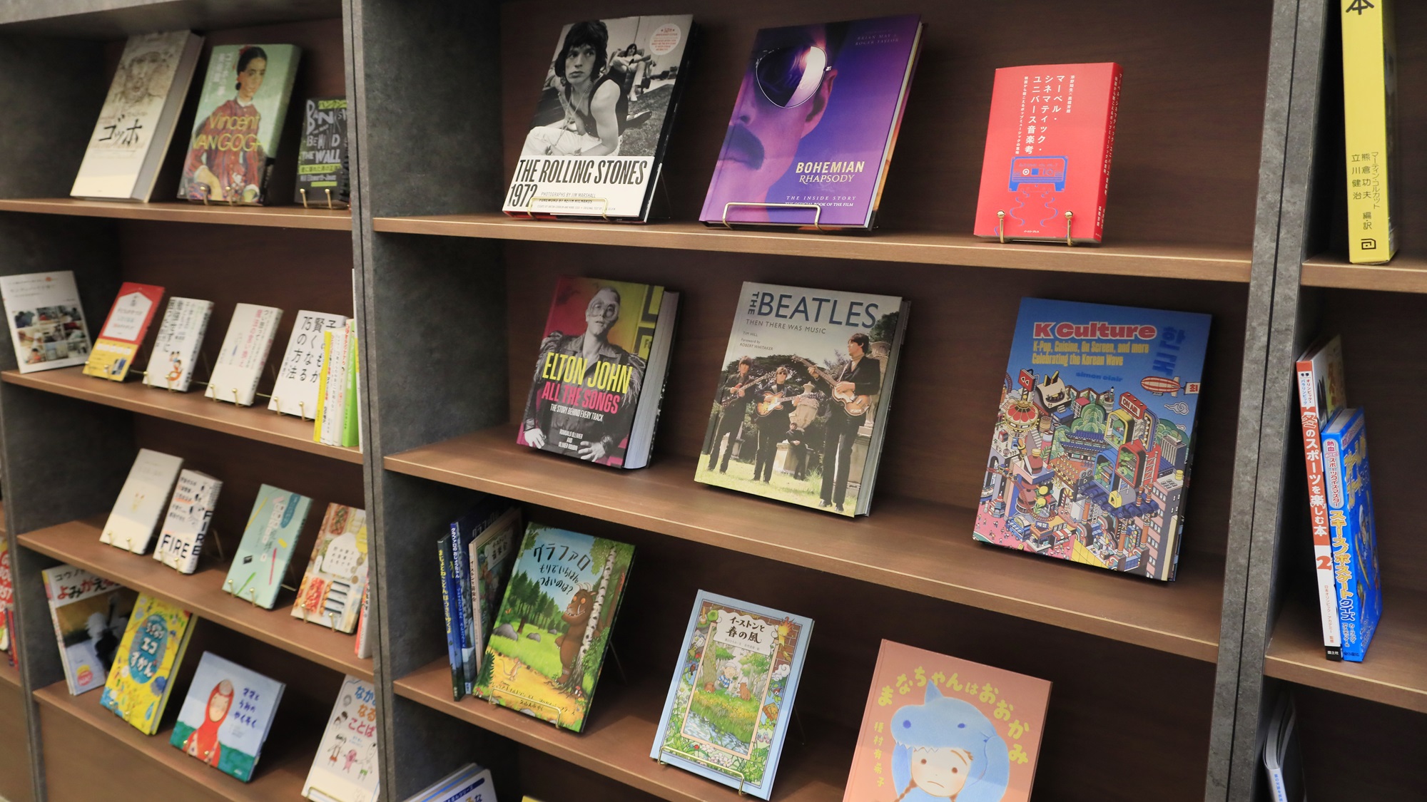 【ラウンジ】ラウンジを囲むように並べられた本からお気に入りの一冊を見つけてみて