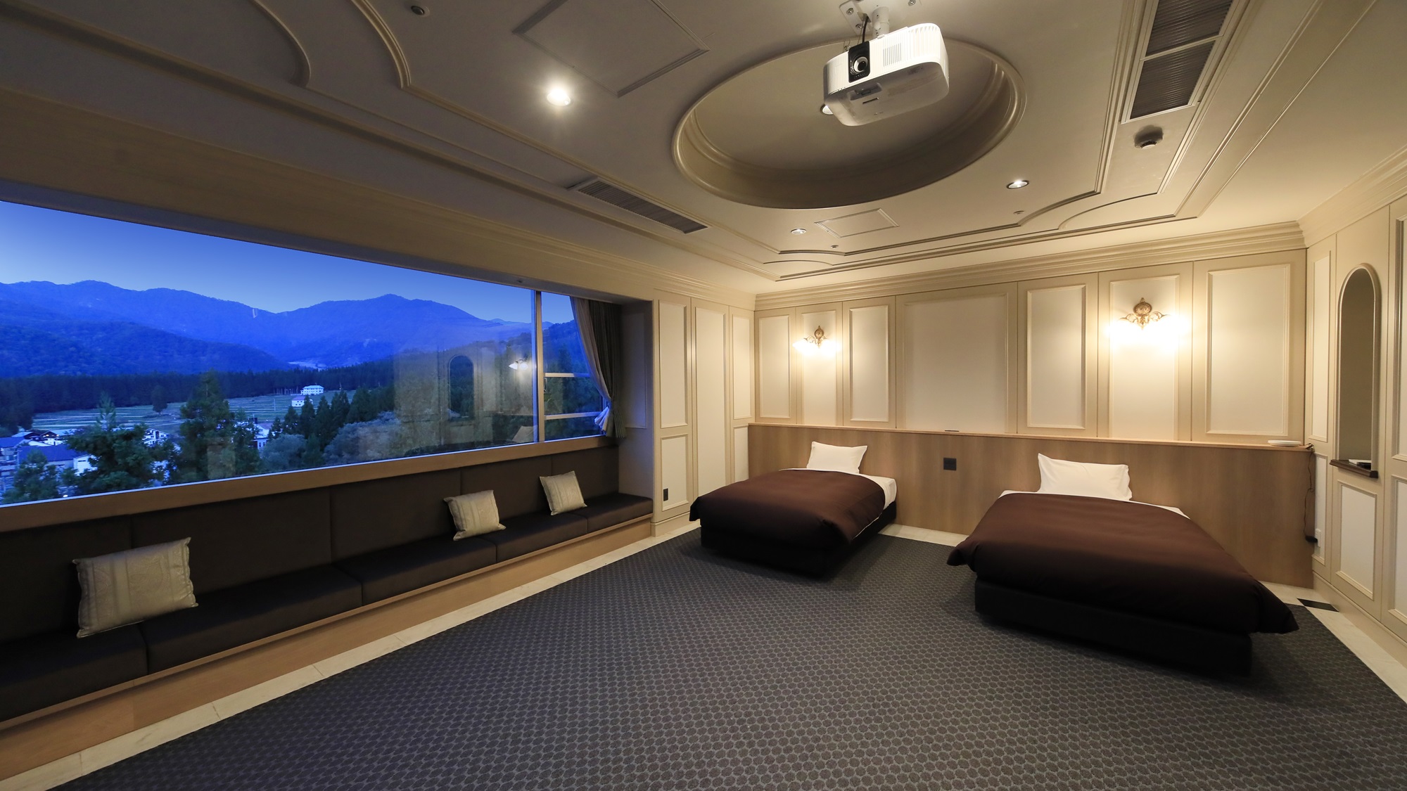 最上階パノラマシアタールーム｜朝夕で窓に広がる景色が一変