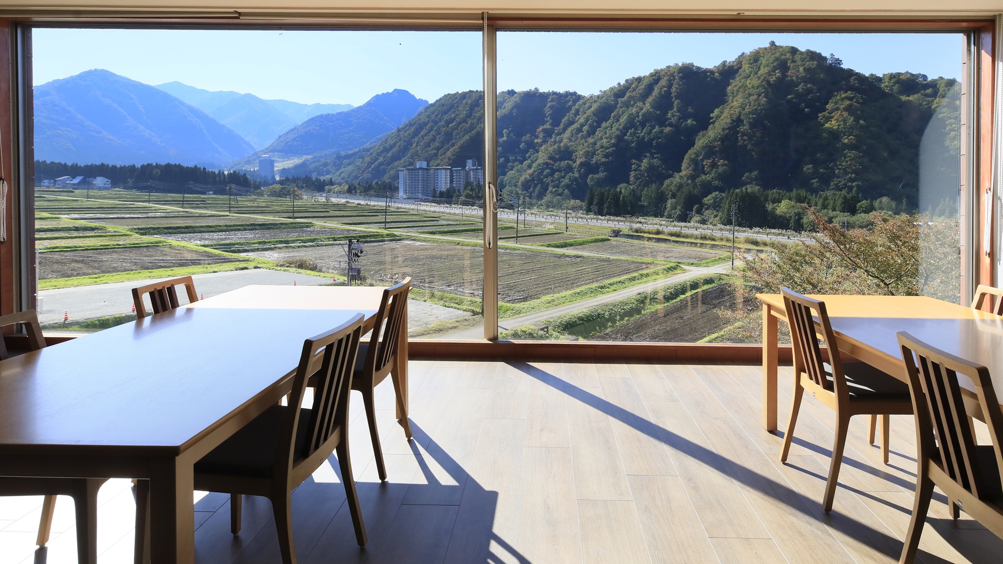 【レストラン】自然光が差し込む解放感のあるレストラン