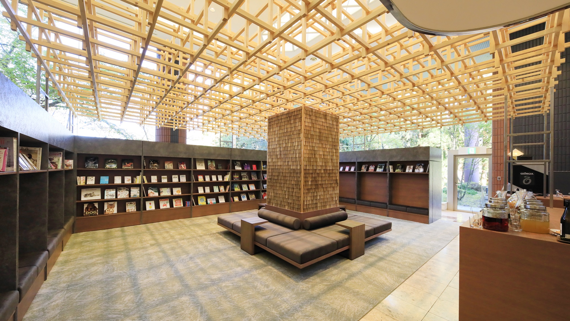 【ラウンジ】木のぬくもりに包まれる、落ち着きある寛ぎ空間