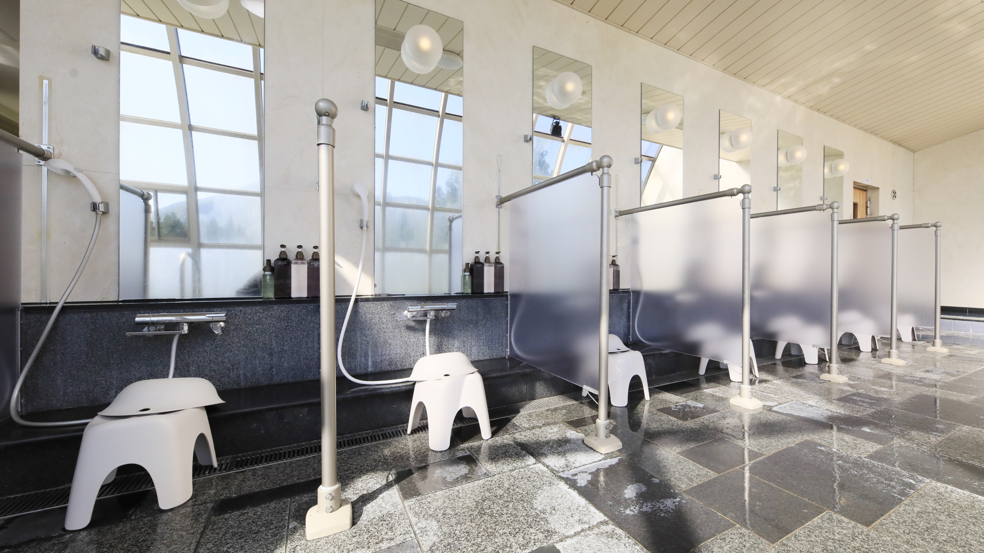 【温泉大浴場】ゆったり使える洗い場スペース