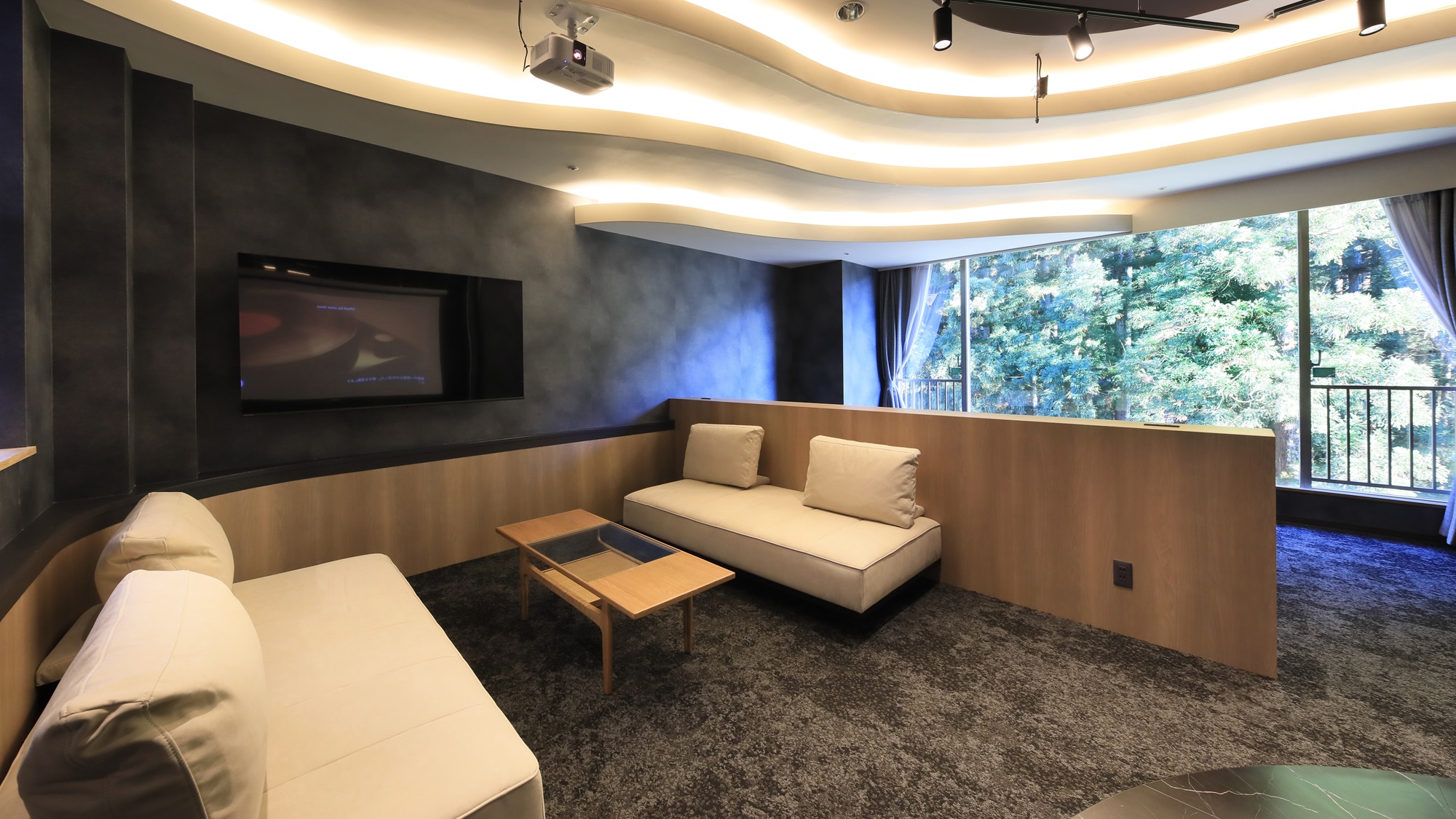 シアタールーム｜窓の外に広がる景色とゆったりと寛げる空間で、映像と音に浸る特別なひとときを