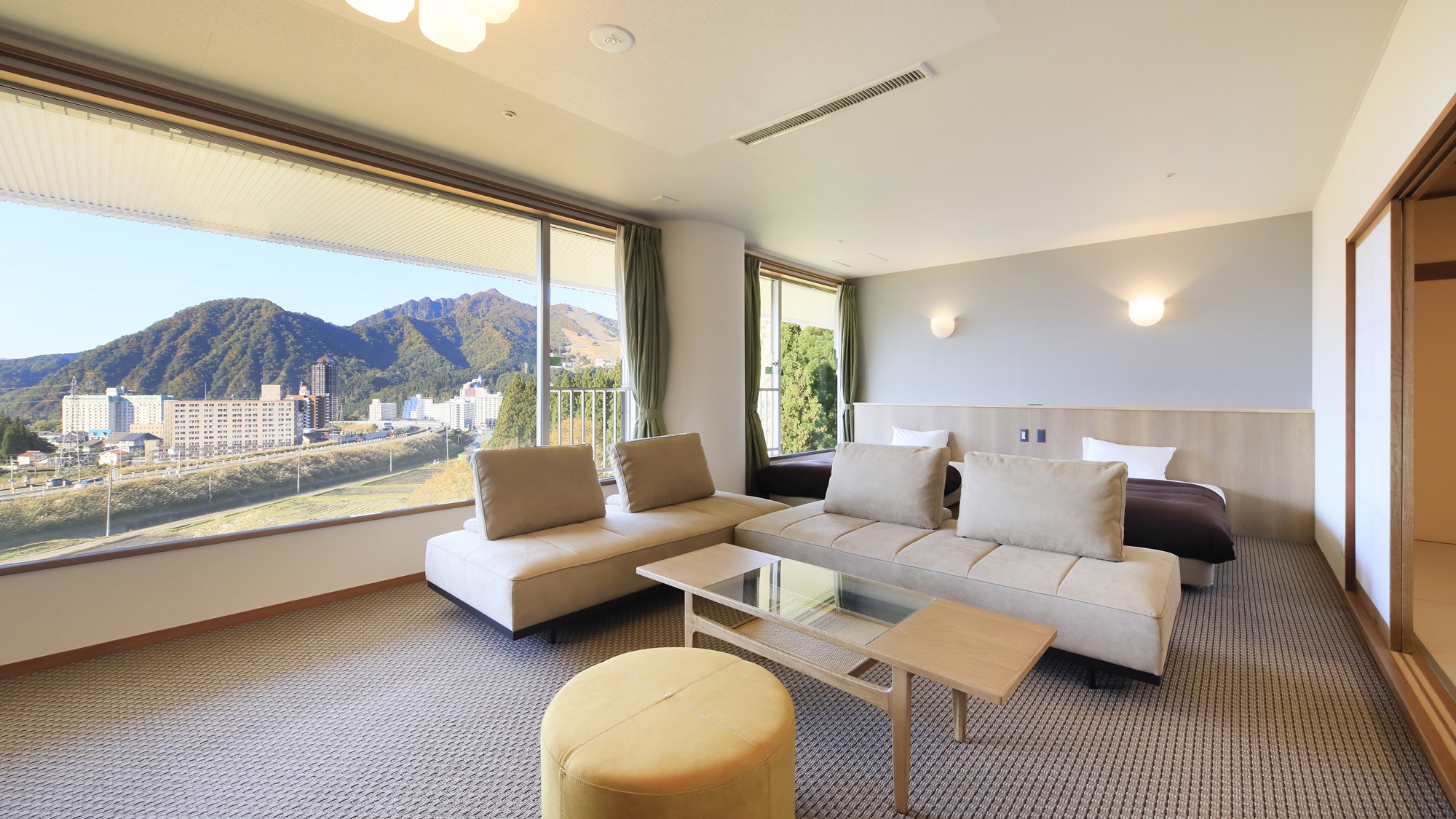 和洋室｜最大8名様までご宿泊可能な広々とした空間