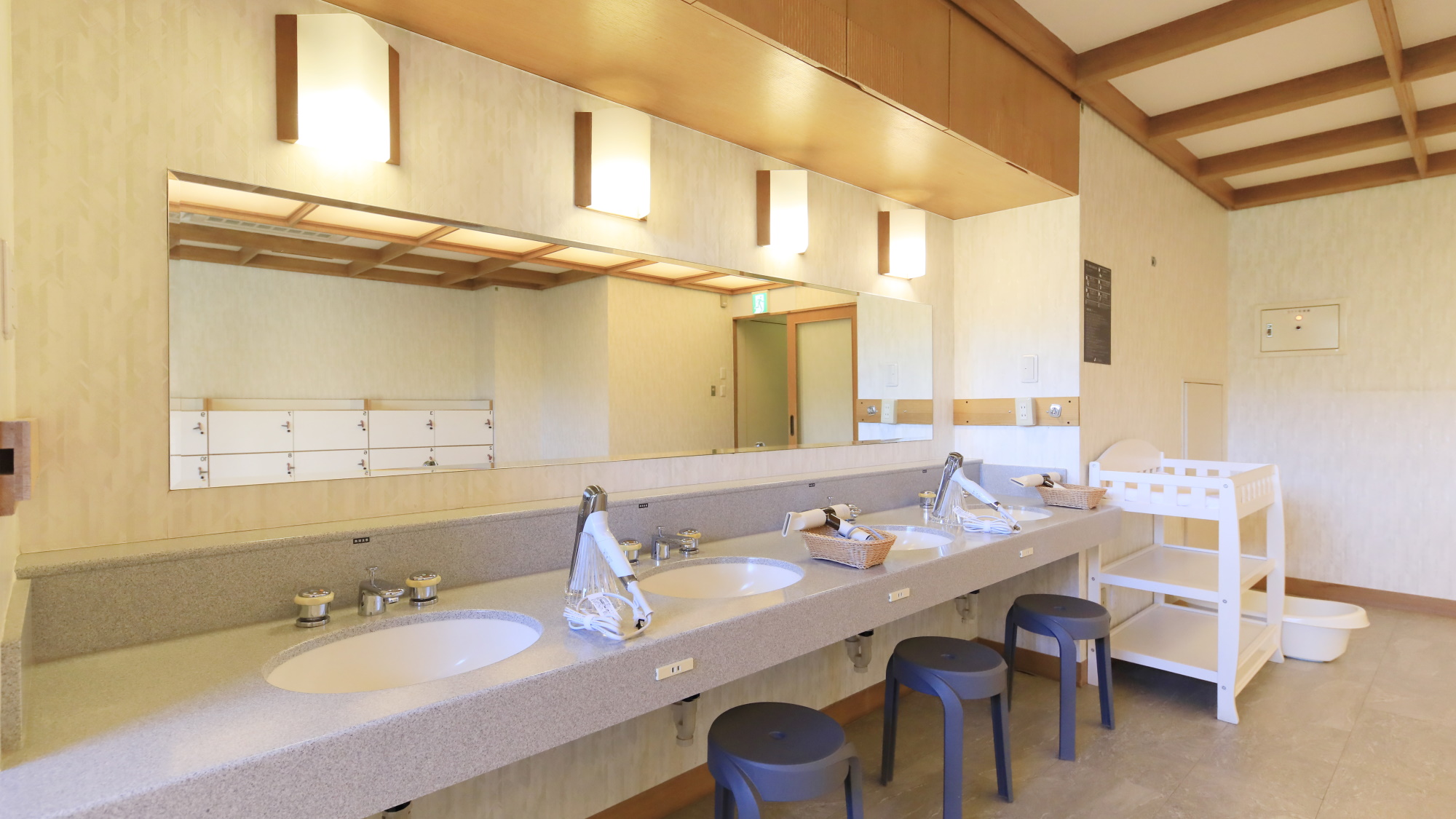 【温泉大浴場】広々とした脱衣所