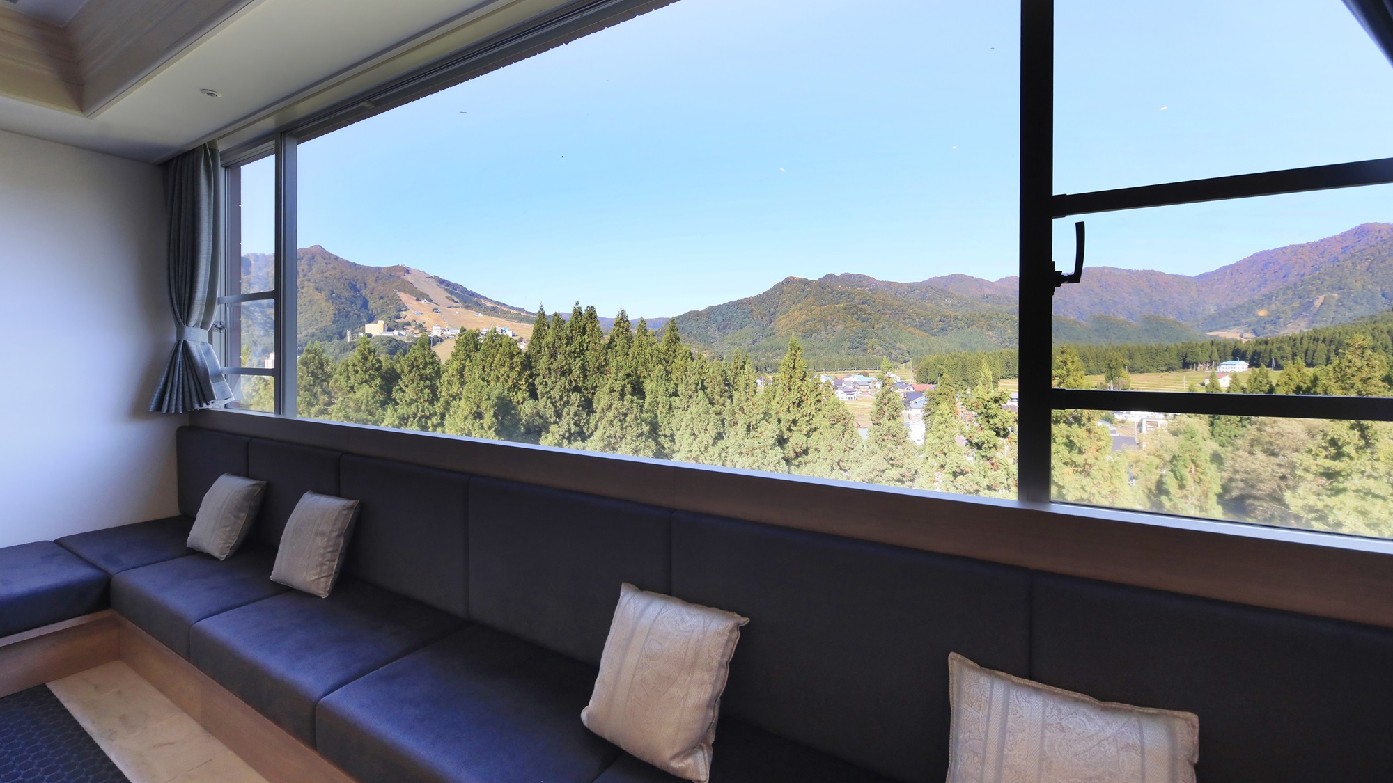 最上階パノラマシアタールーム｜大きな窓から田園風景を一望できる最上階パノラマ