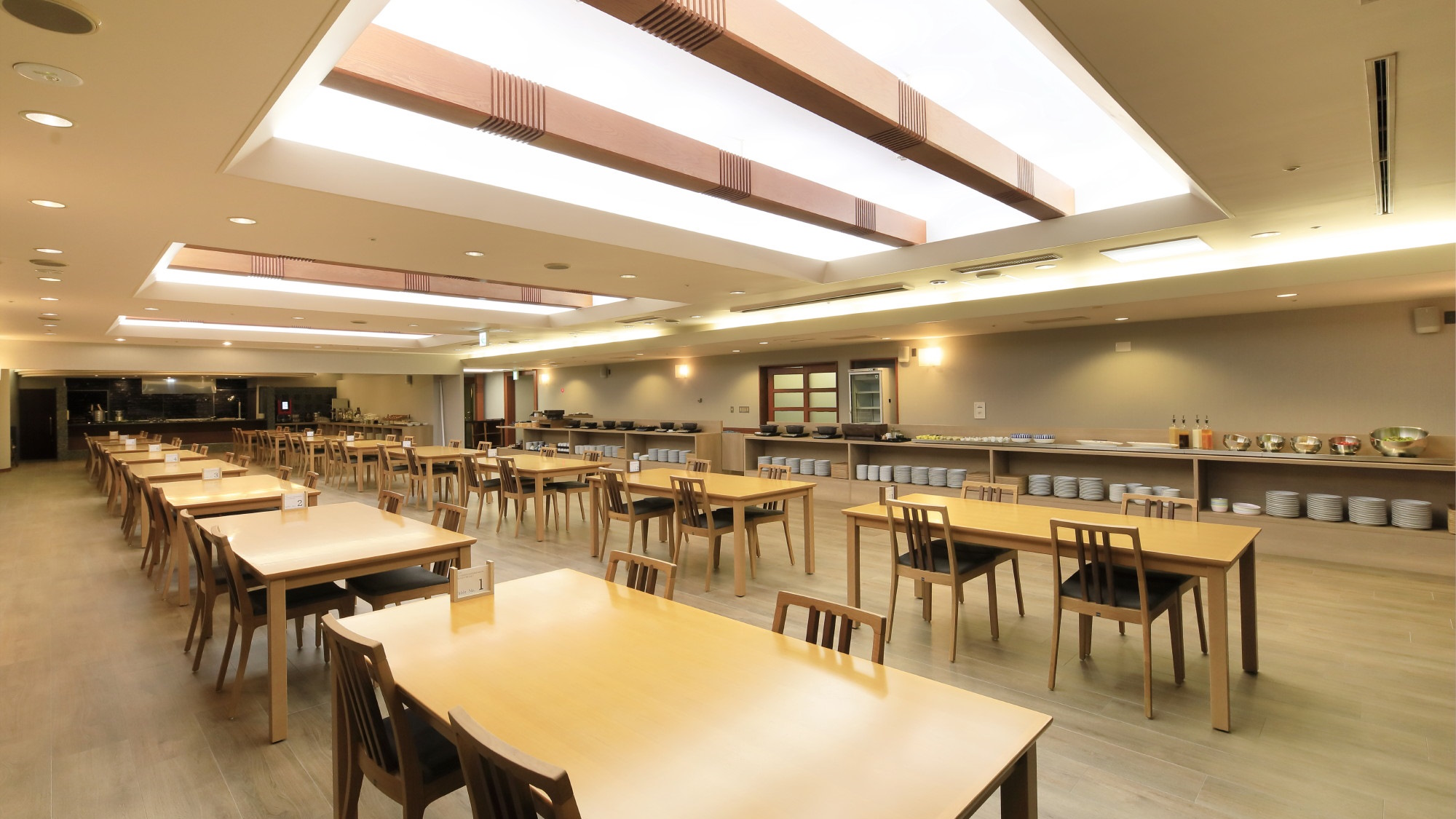 【レストラン】落ち着いた時間が流れる開放的なダイニング