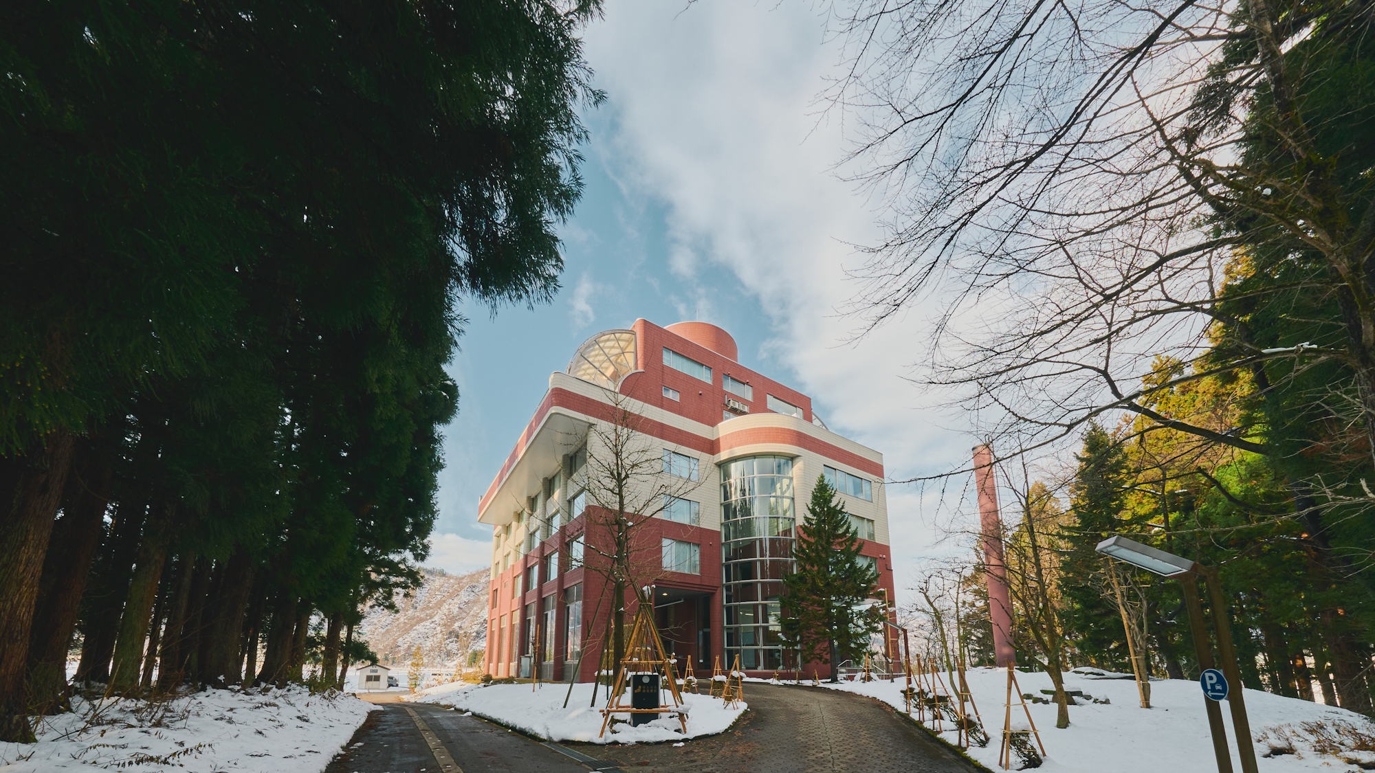 【外観】冬の訪れとともに、越後湯沢の静かな時間が流れる「ゆとりろ越後湯沢」