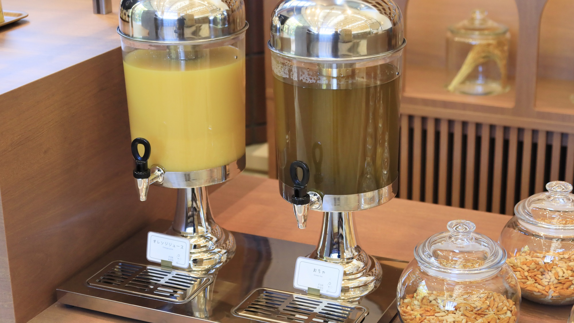 【しゅわしゅわSTAND】お子様も楽しめるようオレンジジュースや緑茶もご用意