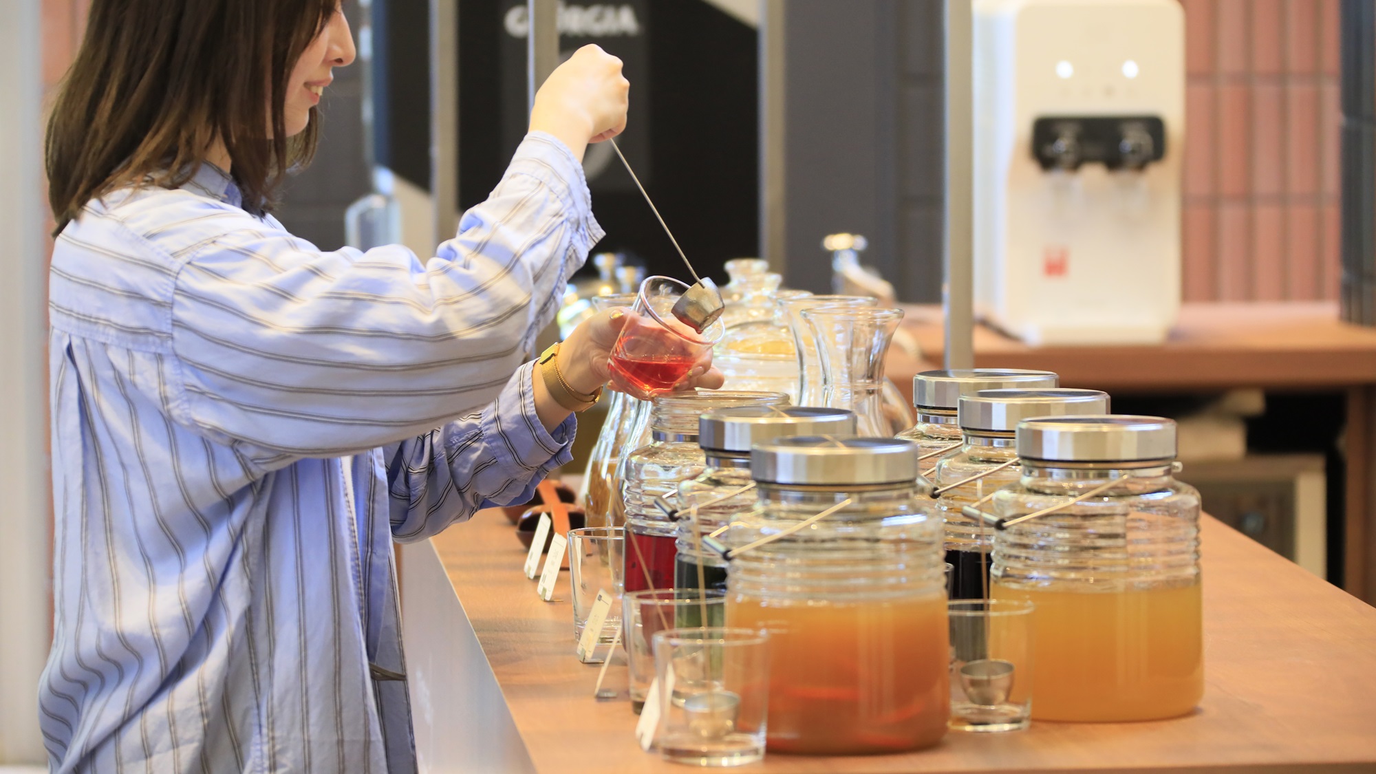 【しゅわしゅわSTAND】お好きなシロップを炭酸やぽんしゅなどで割って楽しむウェルカムサービス