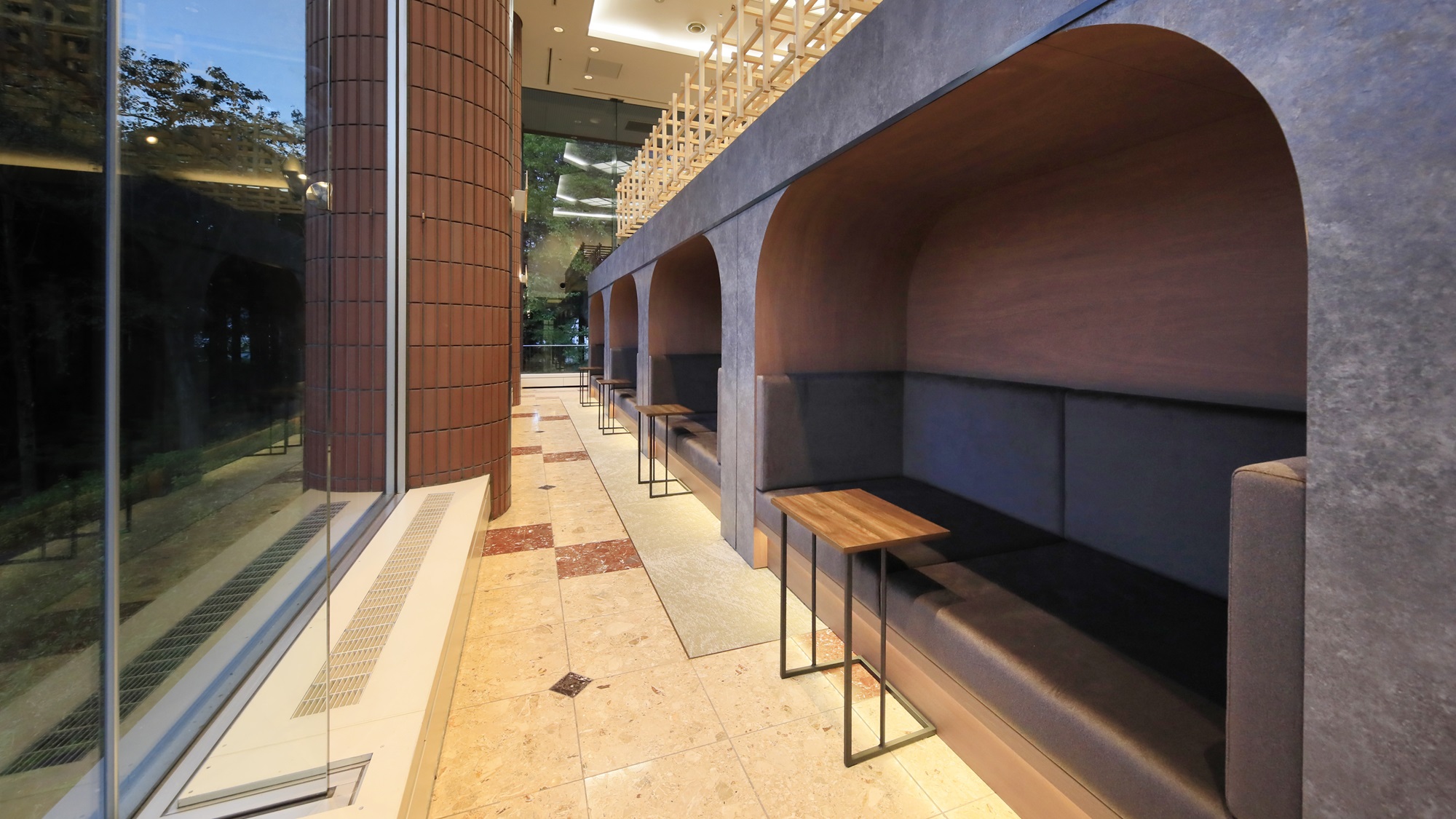 【ラウンジ】旅の余白をつくる、静かなくつろぎの時間