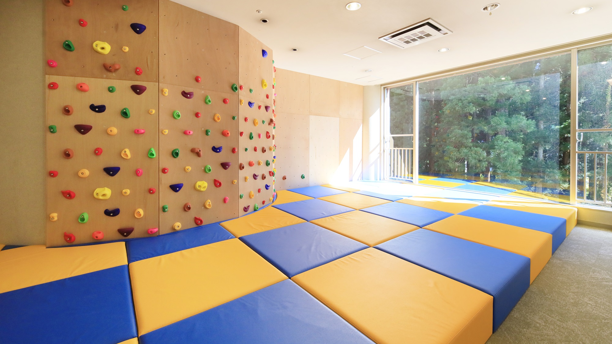 【キッズルーム】雨の日や滞在の合間にも、ご家族でご利用いただけるキッズスペース