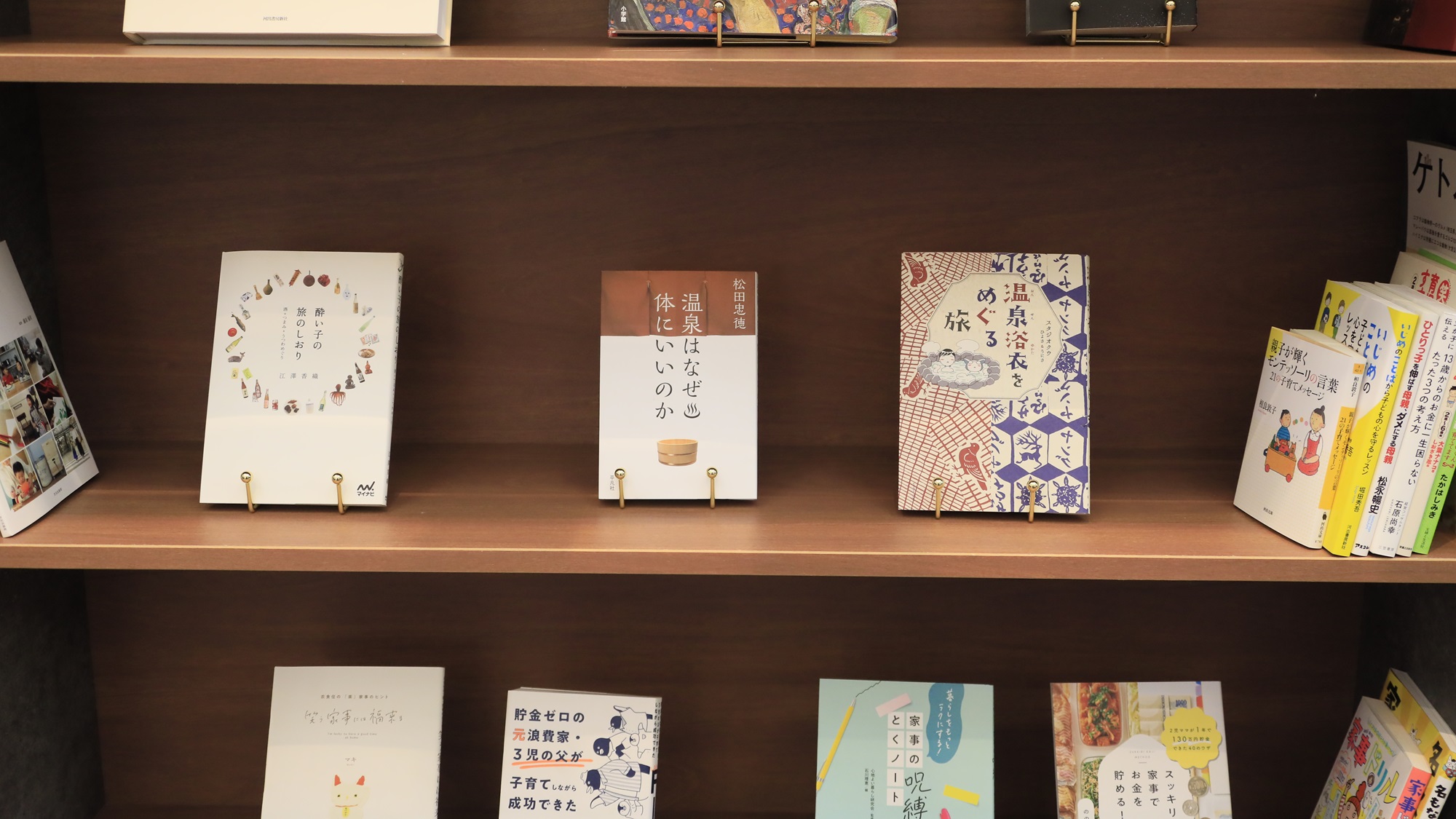 【ラウンジ】ラウンジを囲むように並べられた本からお気に入りの一冊を見つけてみて