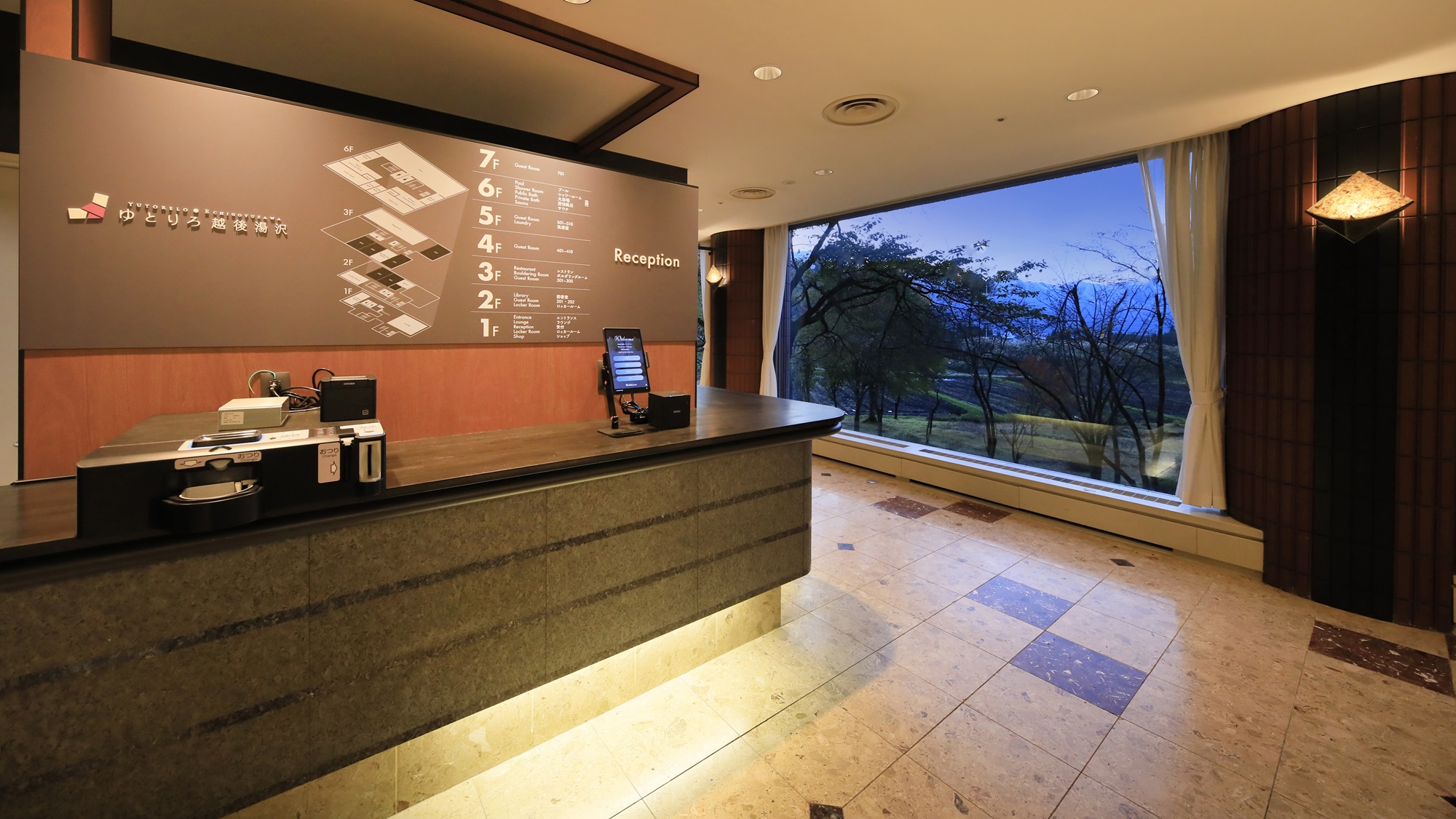 【フロント】タブレットにてスマートチェックインが可能です