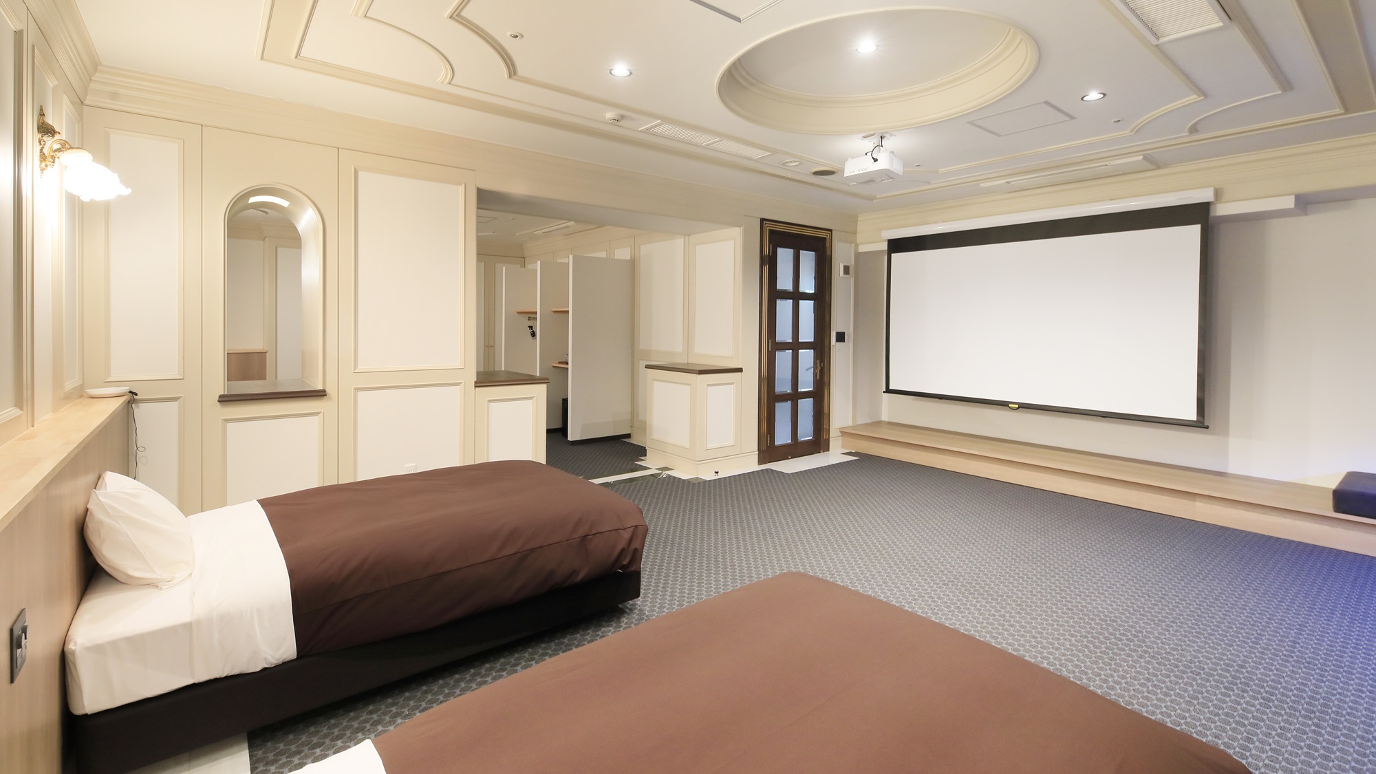 最上階パノラマシアタールーム｜プロジェクターも完備で、特別な滞在にぴったり。