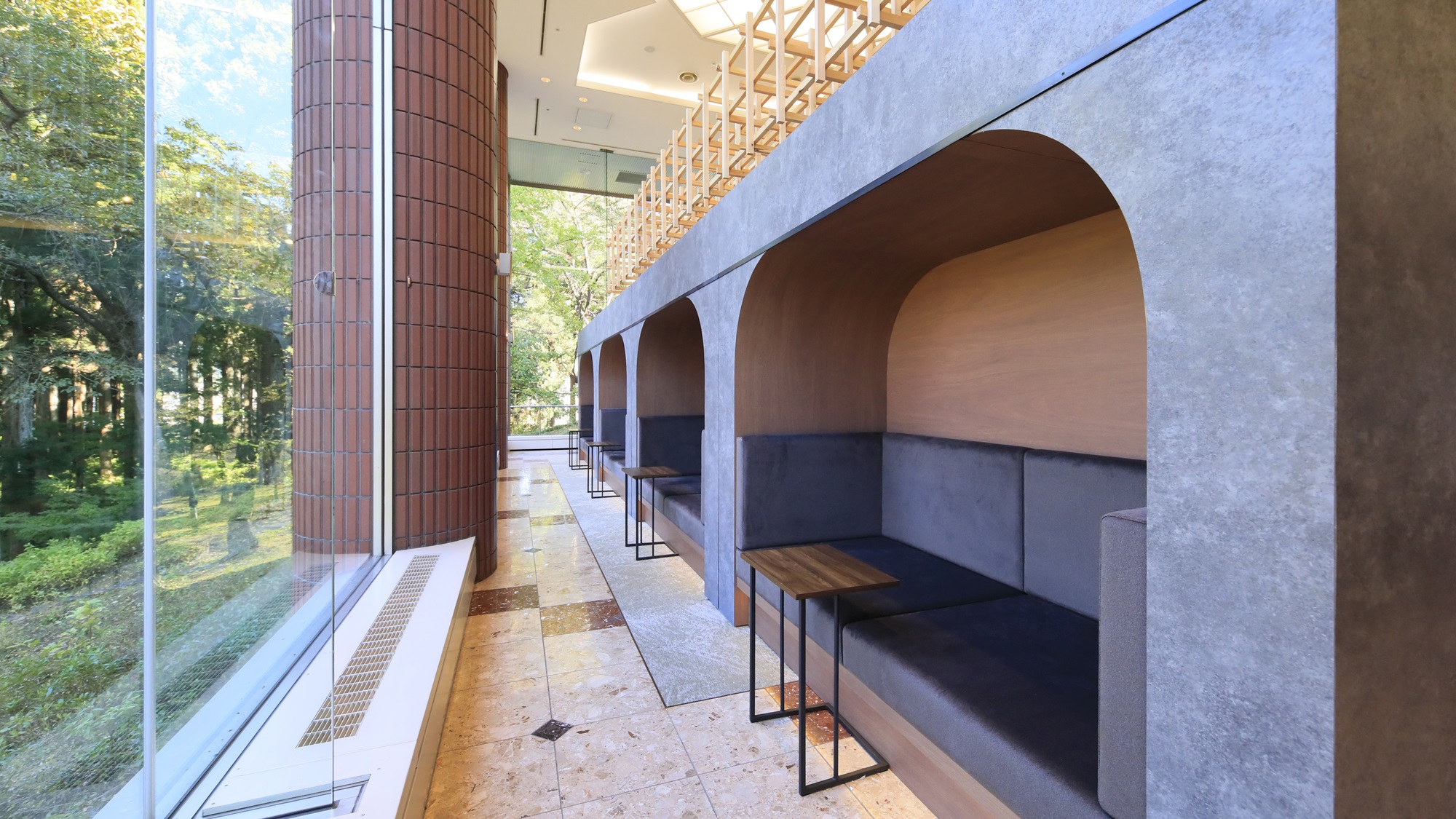 【ラウンジ】新潟の自然を眺めながら、明るく穏やかな時間をお過ごしください