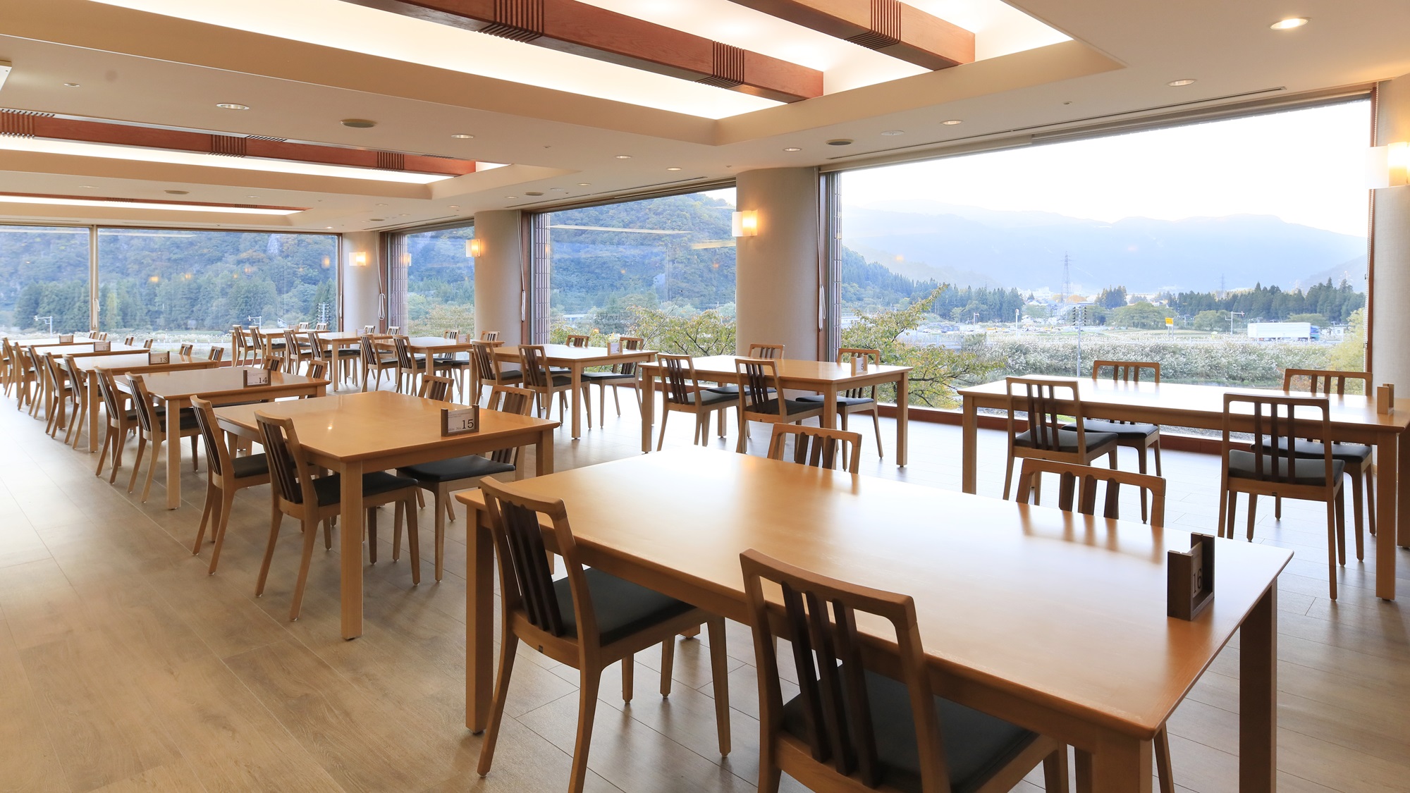 【レストラン】四季の移ろいを感じる田園の景色を眺めながらのお食事を