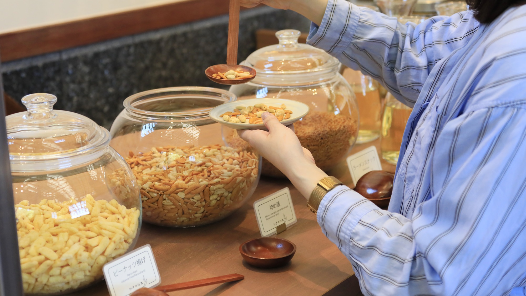 【かきのたねSTAND】新潟発祥の柿の種を中心に取り揃えたおつまみをご用意