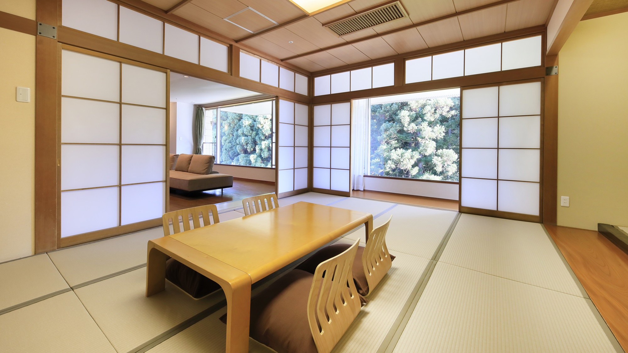 バス付き和洋室｜大きな窓から差し込む心地よい光を浴びながら過ごす時間