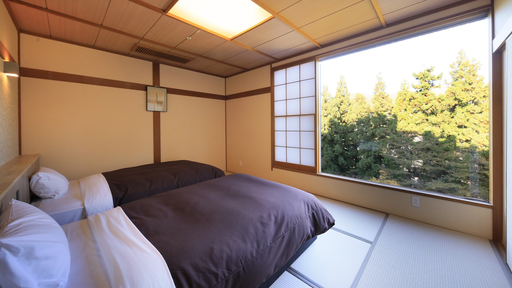 バス付き和洋室｜大きな窓から差し込む心地よい光を浴びながら過ごす時間