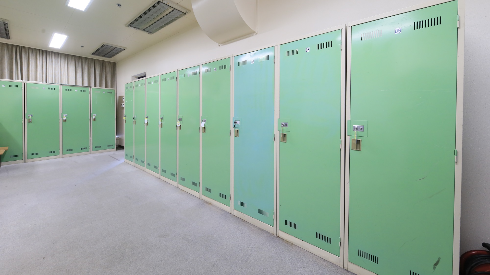 【スキーロッカー】（冬季限定）スキーやスノーボード用品を保管できる専用スペースも