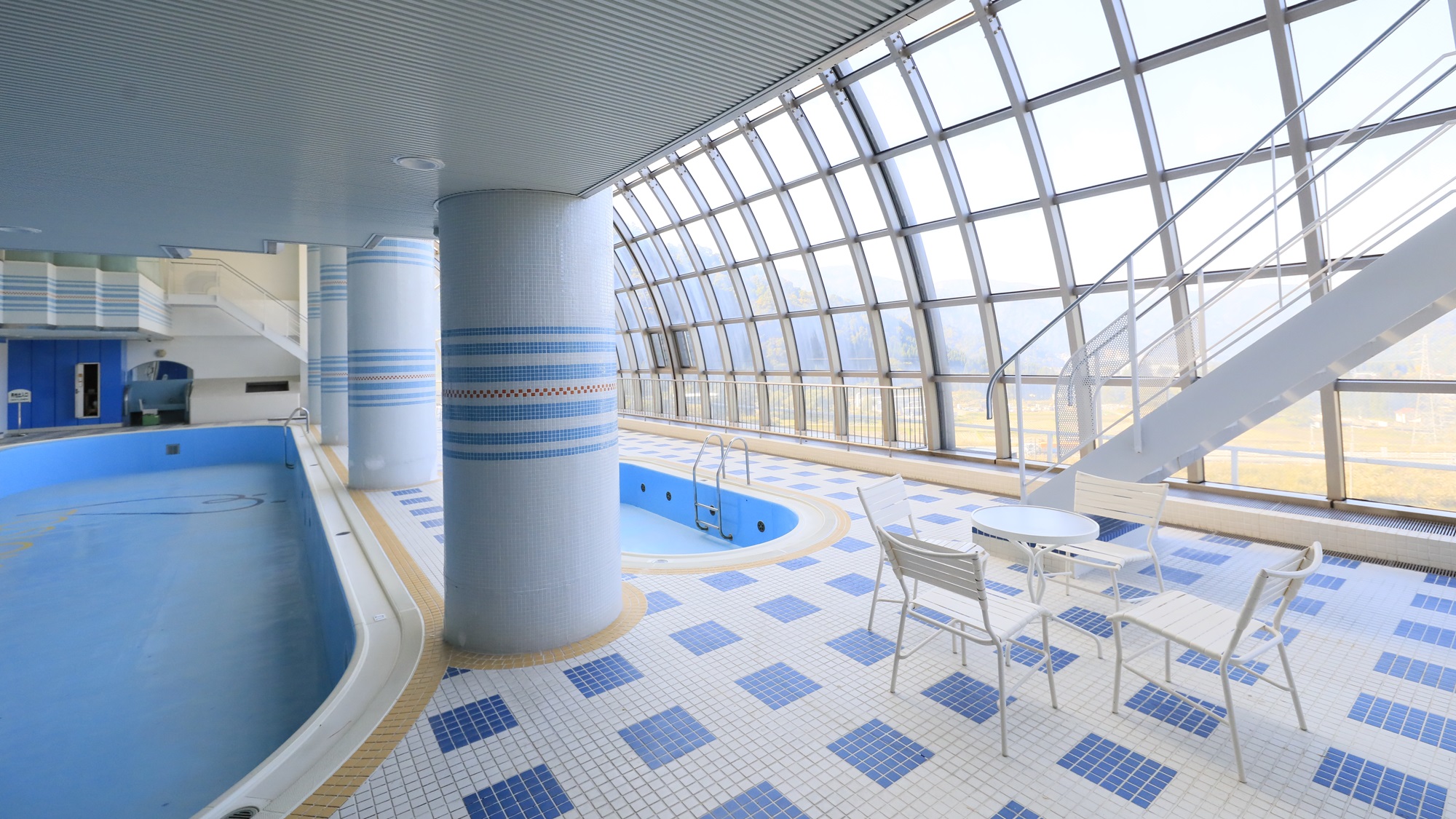 【プール】（夏季限定）天候を気にせずお楽しみいただける屋内プールを完備しております