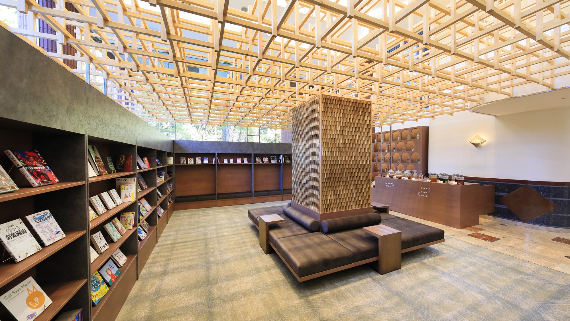 【ラウンジ】読書やおしゃべりに心地よい、やさしい灯りのラウンジ