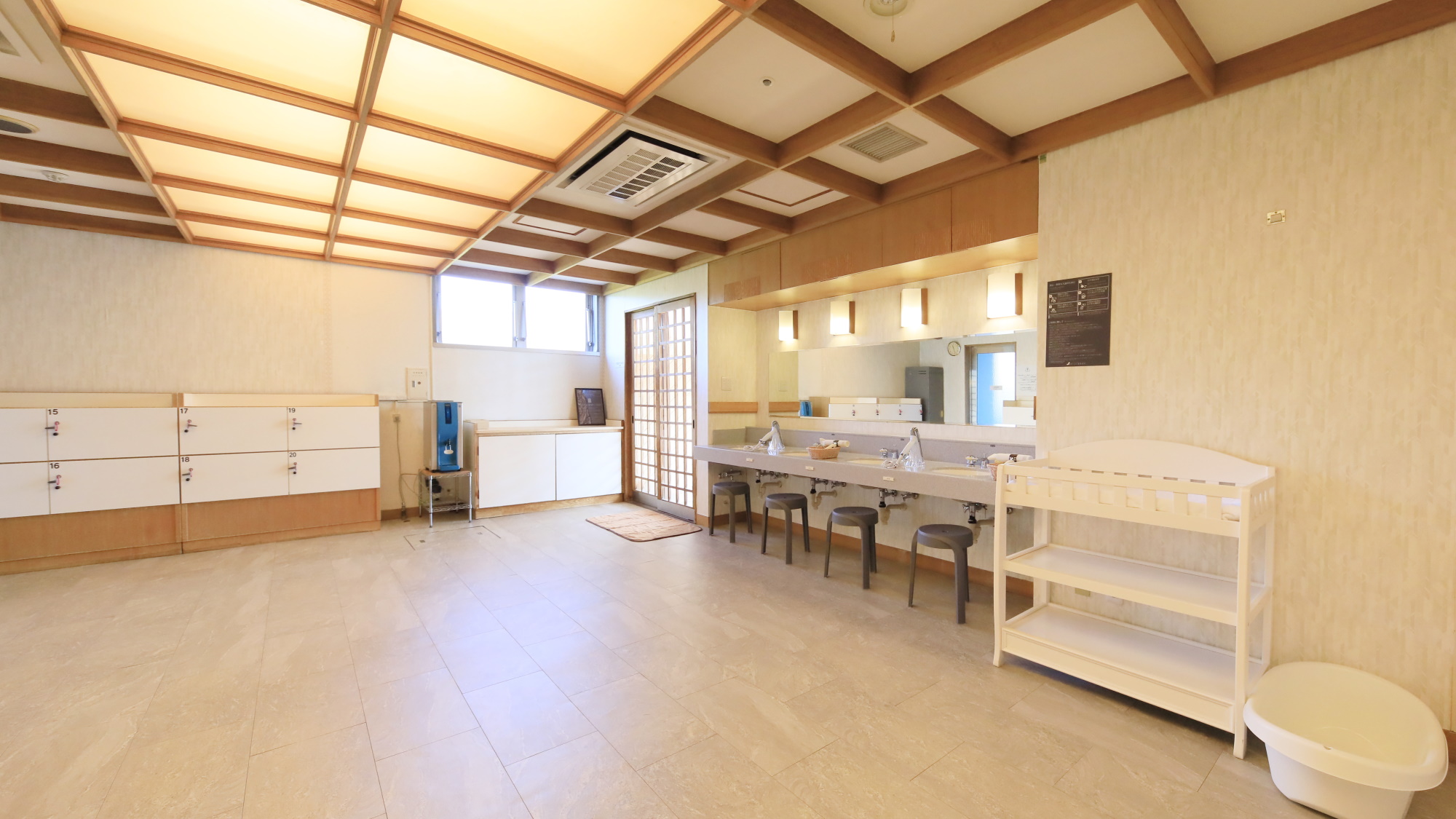 【温泉大浴場】広々とした脱衣所