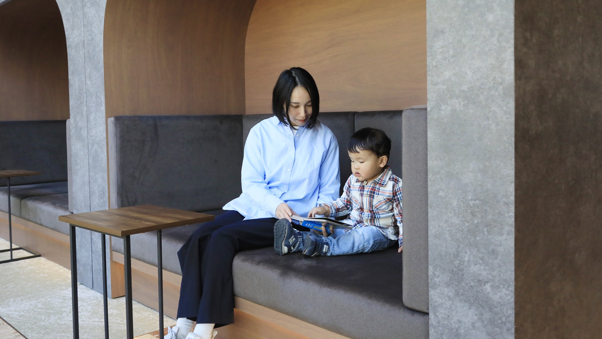 【ラウンジ】ご家族との語らいにぴったりの、あたたかな時間が流れる場所